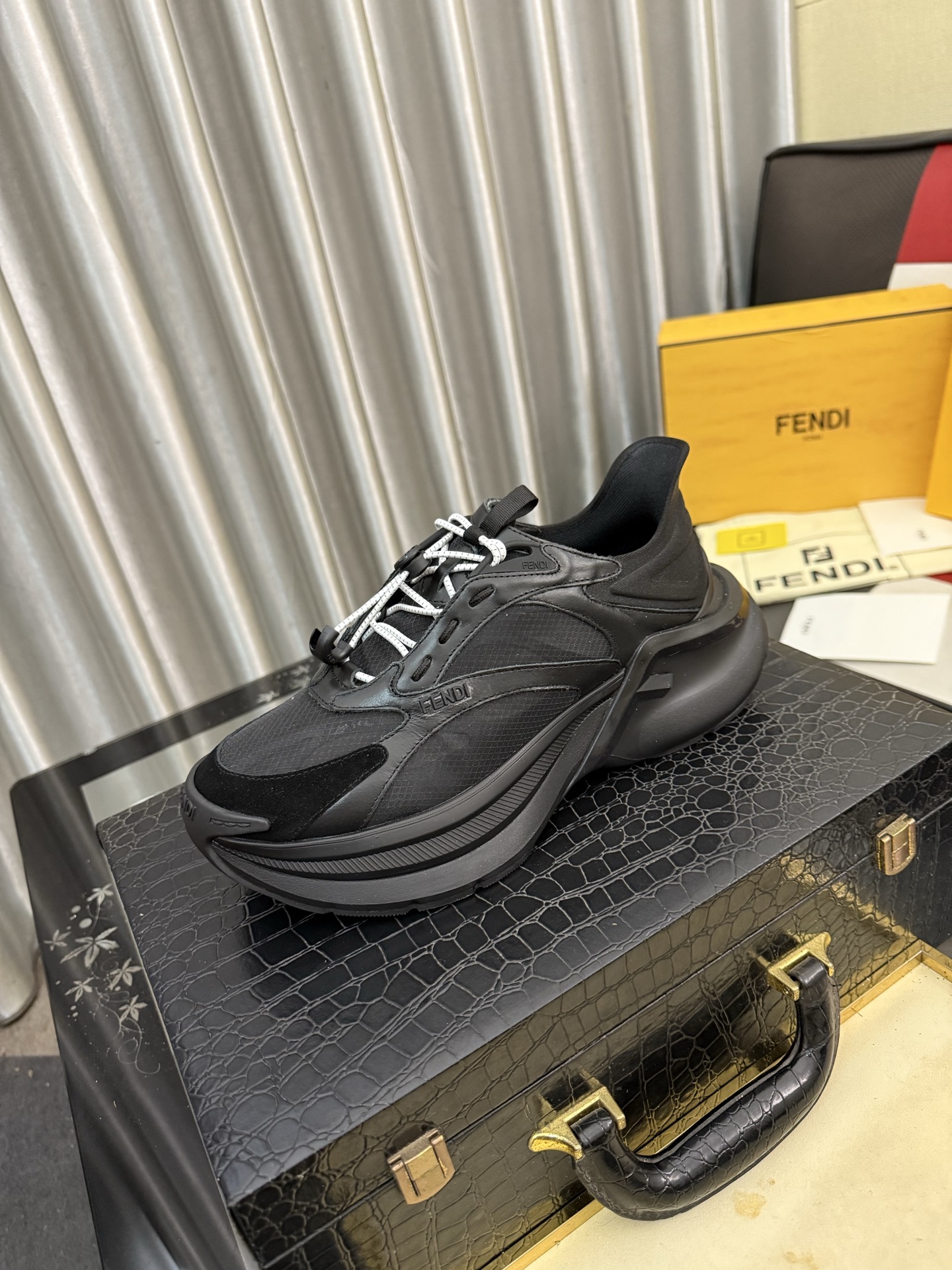 NO:850655,【FENDI】The latest high-end men’s shoes in Hong Kong!  Original quality. The upper is made of imported cowhide material and cowhide lining!  Super comfortable on the foot, original wear-resistant outsole, luxurious and fashionable, casual and versatile!  Sizes 38-444 colors available, fendi, fendi, cowhide19860909【芬迪 FENDI】最新高端男鞋香港专柜！ 原单品质 鞋面采用进口牛皮材料、牛皮内里 ！入足超舒服,原厂耐磨大底 奢华时尚 休闲百搭！尺码38-444色可选,,fendi,fendi,cowhide,Men's shoes