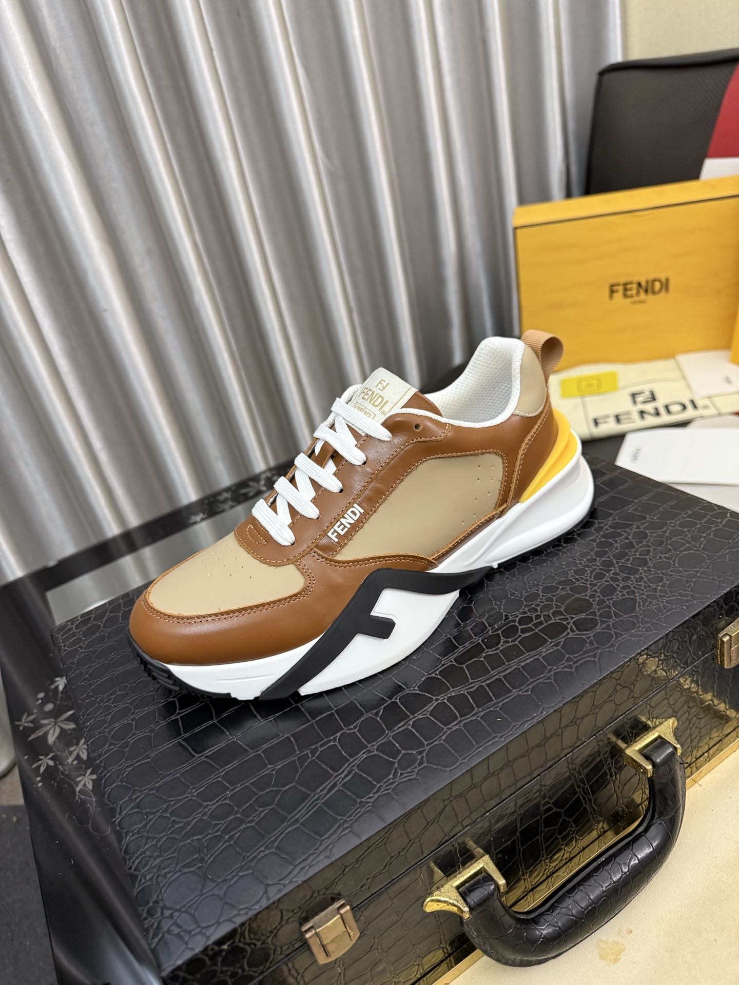 NO:887618,【FENDI】The latest high-end men’s shoes in Hong Kong!  Original quality. The upper is made of imported cowhide material and cowhide lining!  Super comfortable on the foot, original wear-resistant outsole, luxurious and fashionable, casual and versatile!  Size 38-44,,fendi,fendi,cowhide19860909【芬迪 FENDI】最新高端男鞋香港专柜！ 原单品质 鞋面采用进口牛皮材料、牛皮内里 ！入足超舒服,原厂耐磨大底 奢华时尚 休闲百搭！尺码38-44,,fendi,fendi,cowhide,Men's shoes
