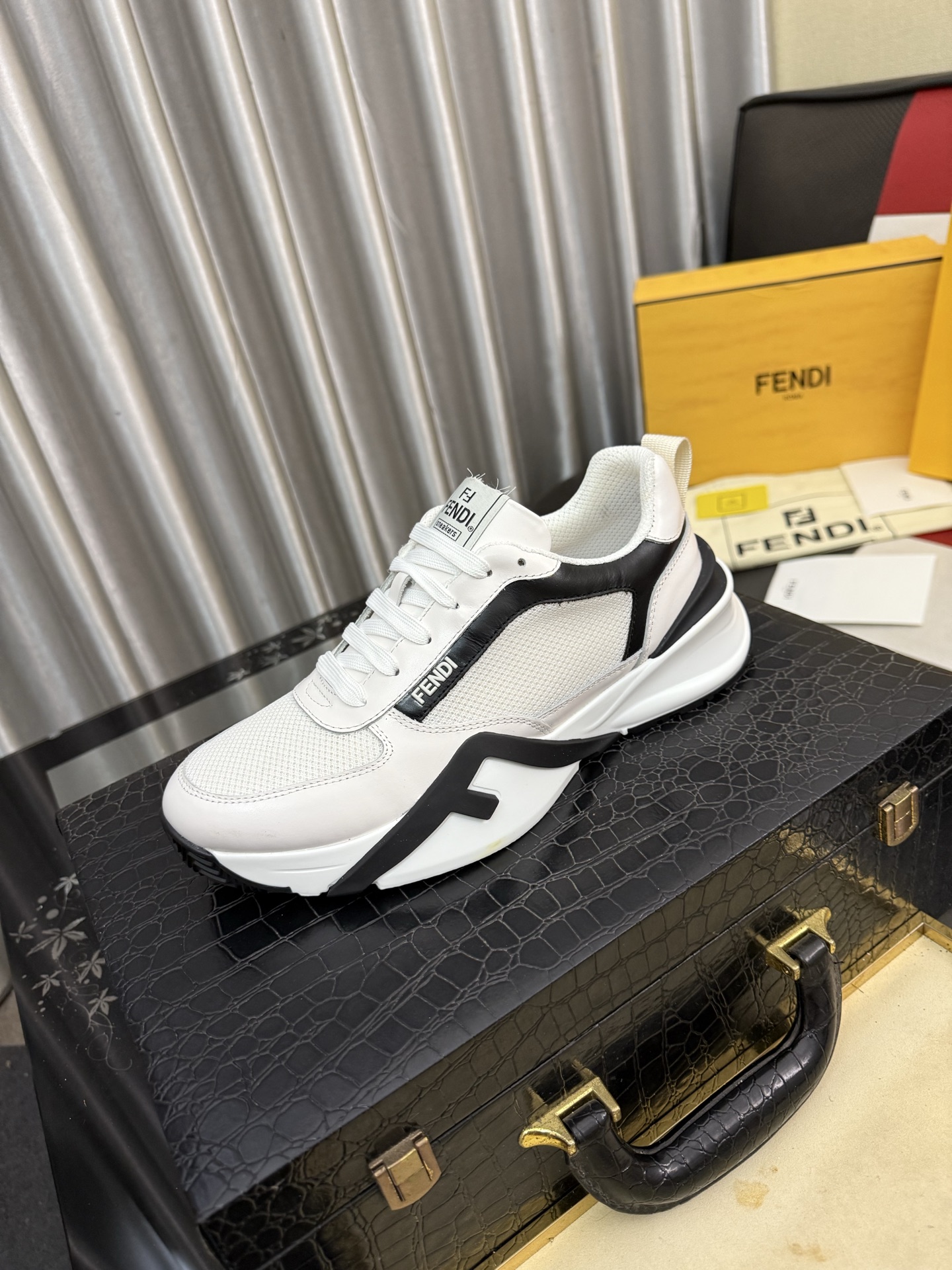 NO:850669,【FENDI】The latest high-end men’s shoes in Hong Kong!  Original quality. The upper is made of imported cowhide material and cowhide lining!  Super comfortable on the foot, original wear-resistant outsole, luxurious and fashionable, casual and versatile!  Size 38-44,,fendi,fendi,cowhide19860909【芬迪 FENDI】最新高端男鞋香港专柜！ 原单品质 鞋面采用进口牛皮材料、牛皮内里 ！入足超舒服,原厂耐磨大底 奢华时尚 休闲百搭！尺码38-44,,fendi,fendi,cowhide,Men's shoes
