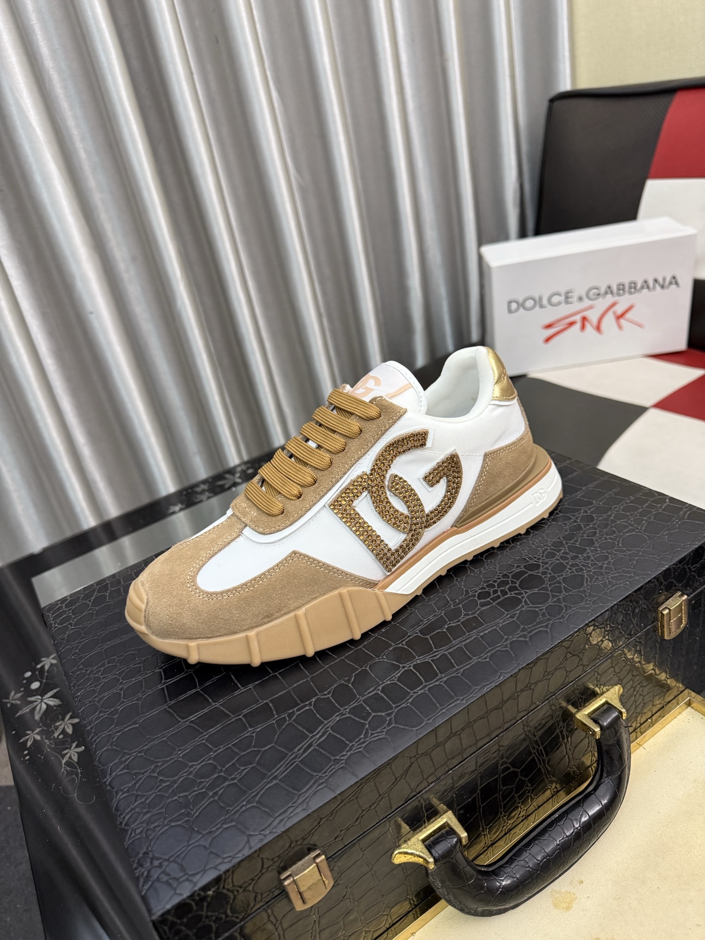 NO:850693,DG's latest popular casual shoes, the tongue has the brand's iconic details, and the combination of silk cowhide and cowhide velvet enhances the style. Fashionable and versatile, it can add luster to various looks. It creates a unique dynamic, energetic and modern exquisite design, showing a modern and elegant style. Size36-46,,cowhide19860909DG最新爆款休闲鞋,鞋舌带有品牌标志性细节,丝绸牛皮与牛反绒相结合提升格调.时尚百搭,可为各式造型增光添彩.塑造独具动感活力与摩登气息的精致设计,尽显现代优雅格调. Size36-46,,cowhide,Men's shoes