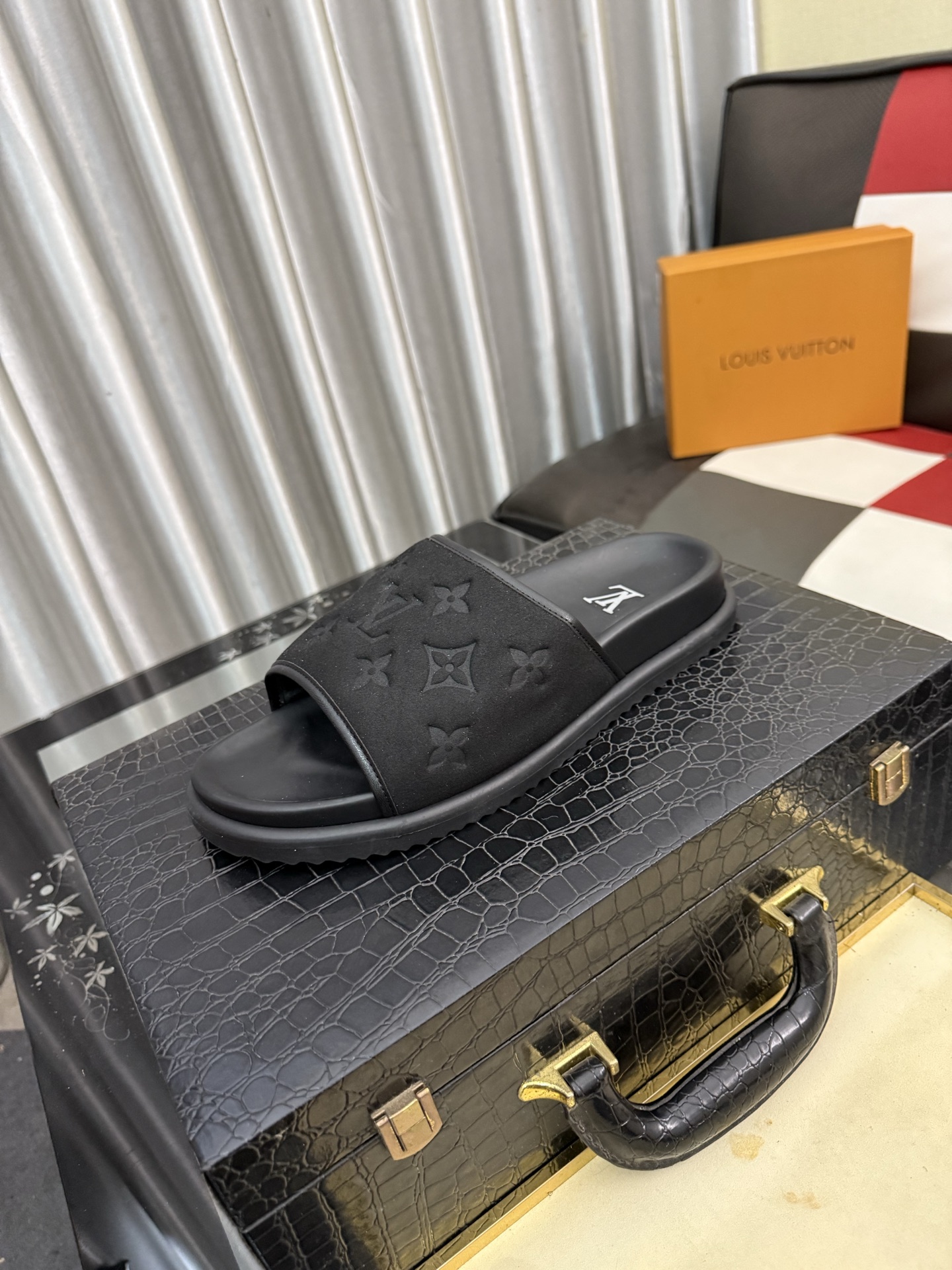NO:851058,[Louis Vuitton LV slippers] (high-end cowhide) counter 11 fashion style, a must-have for summer!  The designer used LV's iconic outsole to make the original simple slippers instantly fashionable!  The upper is made of flexible special cowhide straps alternately matched with each other, and the workmanship is exquisite!  A must-have for stylish men in the summer, size 38-44, louis vuitton, louis vuitton, slippers, cowhide19860909【路易威登LV拖鞋】（高端牛皮)专柜11时尚风范 夏季必备！设计师运用了LV 标志性的大底.使得原本简单的拖鞋立刻变得潮范十足！鞋面采用柔韧的专用牛皮带相间搭配,做工考究！型男过夏天必备,码数 38-44,,louis vuitton,louis vuitton,slippers,cowhide,Men's shoes