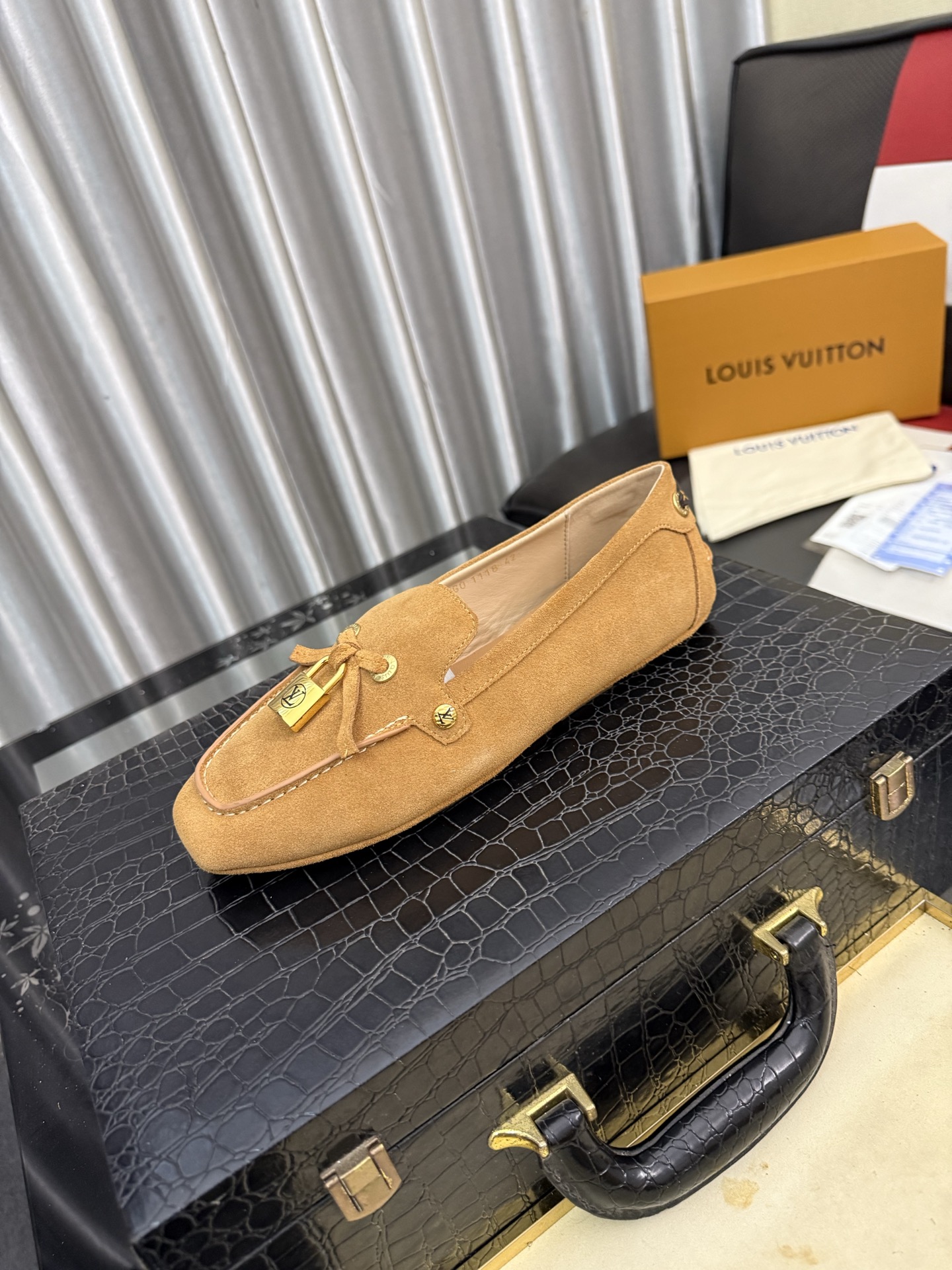 NO:851240,[Women's model] LV Sneakerina lazy shoes, upper layer of cowhide and suede, sheepskin lining, outsole, TPU high-quality outsole, size 35-40 (customized for 41),,louis vuitton,cowhide,sheepskin19860909【女款】LV Sneakerina懒人鞋 鞋面头层牛皮牛反绒 内里羊皮内里 大底TPU高质量大底 码数35-40（41定做）,,louis vuitton,cowhide,sheepskin,Men's shoes
