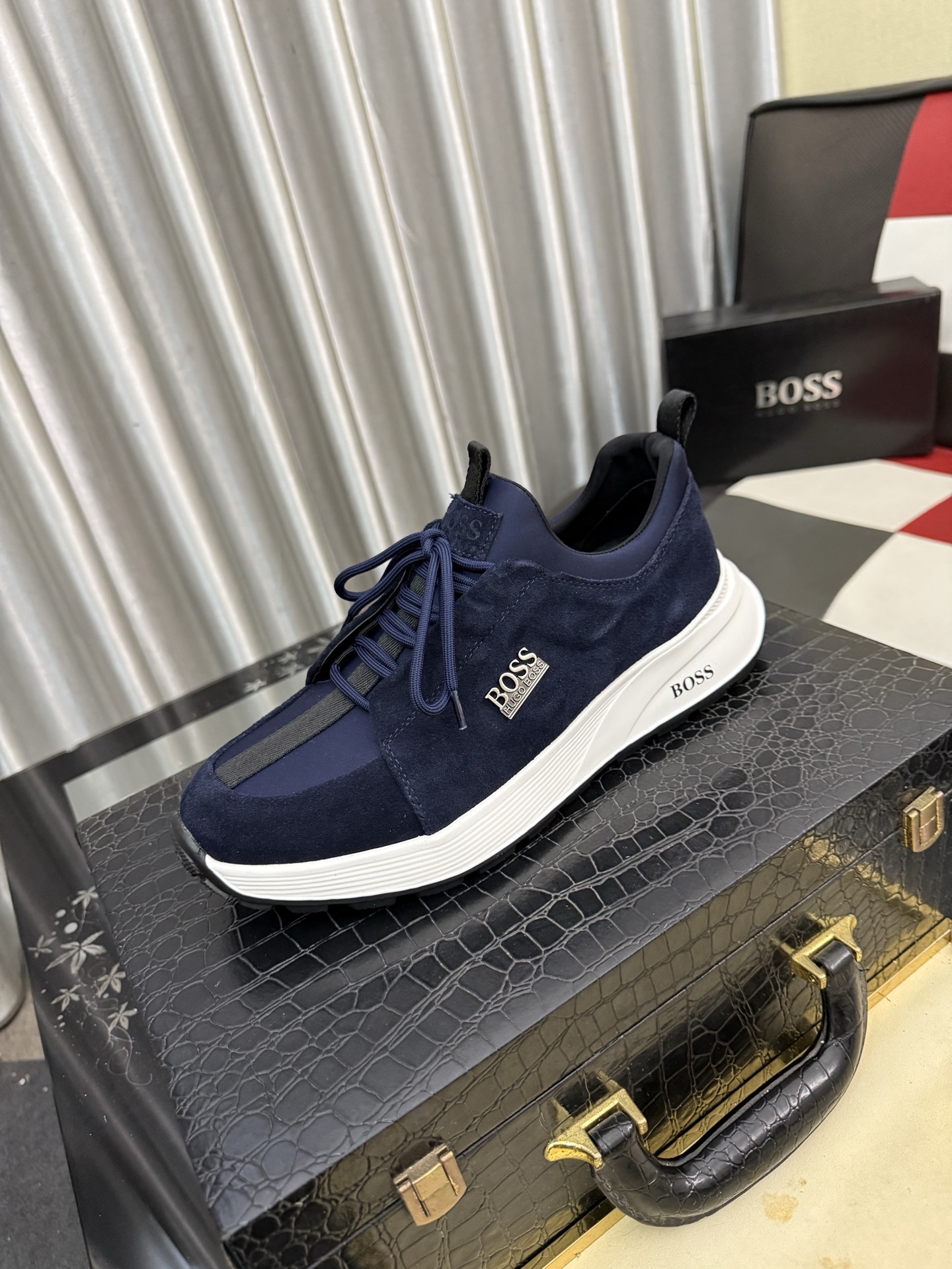NO:851252,[BOOS] Men's casual shoes are made of original quality imported uppers, which are super breathable and comfortable, with fine workmanship and high-end atmosphere. They have a fashionable model shape. The foamed transparent wear-resistant outsole is comfortable to wear and worth owning. Available in sizes 38-444 colors.19860909【BOOS】男鞋休闲鞋原单品质鞋面采用进口,超透气舒适内里做工精细,高端大气.有时尚典范造型.发泡透明耐磨大底,穿着舒适,值得拥有.码数38-444色可选,,Men's shoes