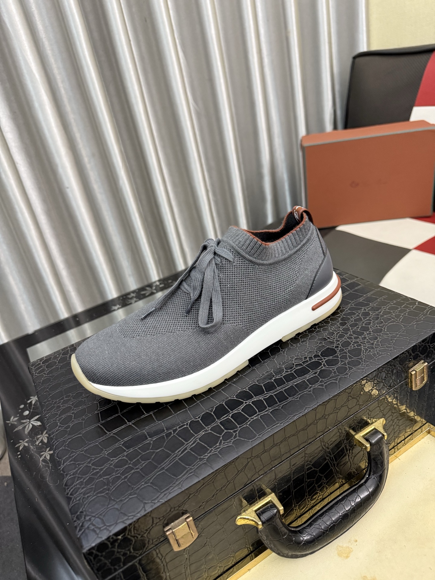 NO:851471,LP~. A must-have casual shoe for trendy men. Original brand imported from Italy, imported original leather, pig lining (refuses to discolor and grind the feet). Original factory special air cushion sole, French lazy style design. Fits the feet. Original quality. Super comfortable original sole. Size 38-45, loro piana19860909LP～.休闲鞋潮男必备款 意大利进口原版品牌,进口原版皮,猪里（拒绝脱色磨脚）鞋底原厂特供原版气垫底,法国懒人风格设计 贴脚 在贴原单品质 超舒服原版底 .码数38-45,,loro piana,Men's shoes