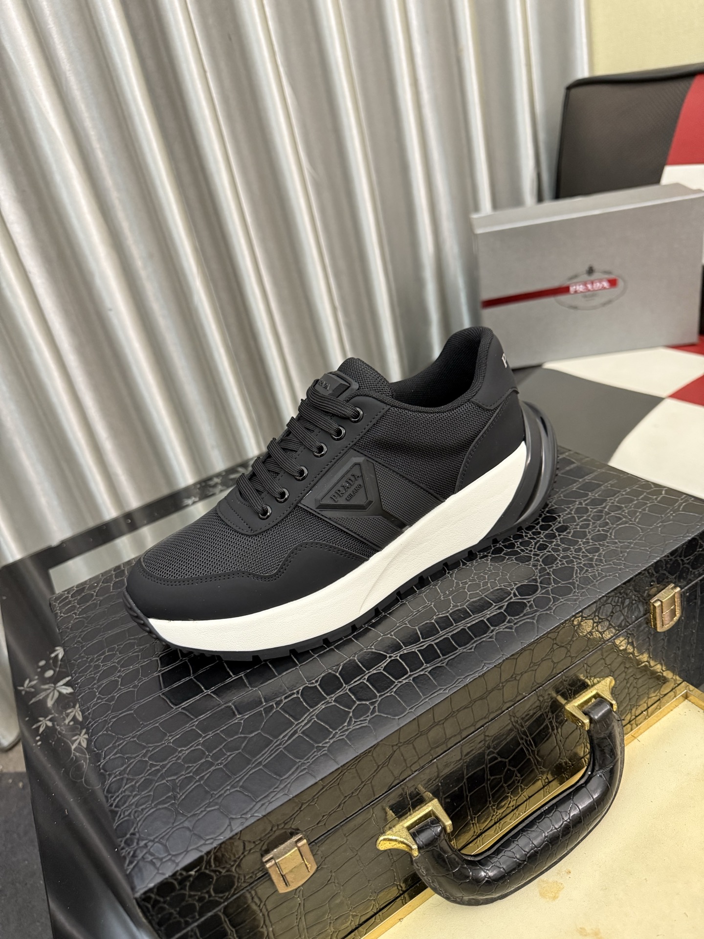 NO:851481,(Prada) The latest casual and fashionable men's shoes from the official website. The popular version is simple and elegant, exclusive for trendy men. The unique original decoration of the latest brand elements from the official website is fashionable and generous. The fabric is original first-layer cowhide and sheepskin lining. The official website specifies wear-resistant casual outsole. The classic model at the counter is shot in person and is available in 38-444 colors. Prada, cowhide, sheepskin19860909(普拉达)官网最新款休闲时尚男鞋,爆款版型简洁大气,潮男专属.独有的官网最新品牌元素元素原版装饰,时尚又大方,面料原版头层牛皮羊皮内里,官网指定耐磨休闲大底,专柜经典款实物拍摄38-444色可选,,prada,cowhide,sheepskin,Men's shoes
