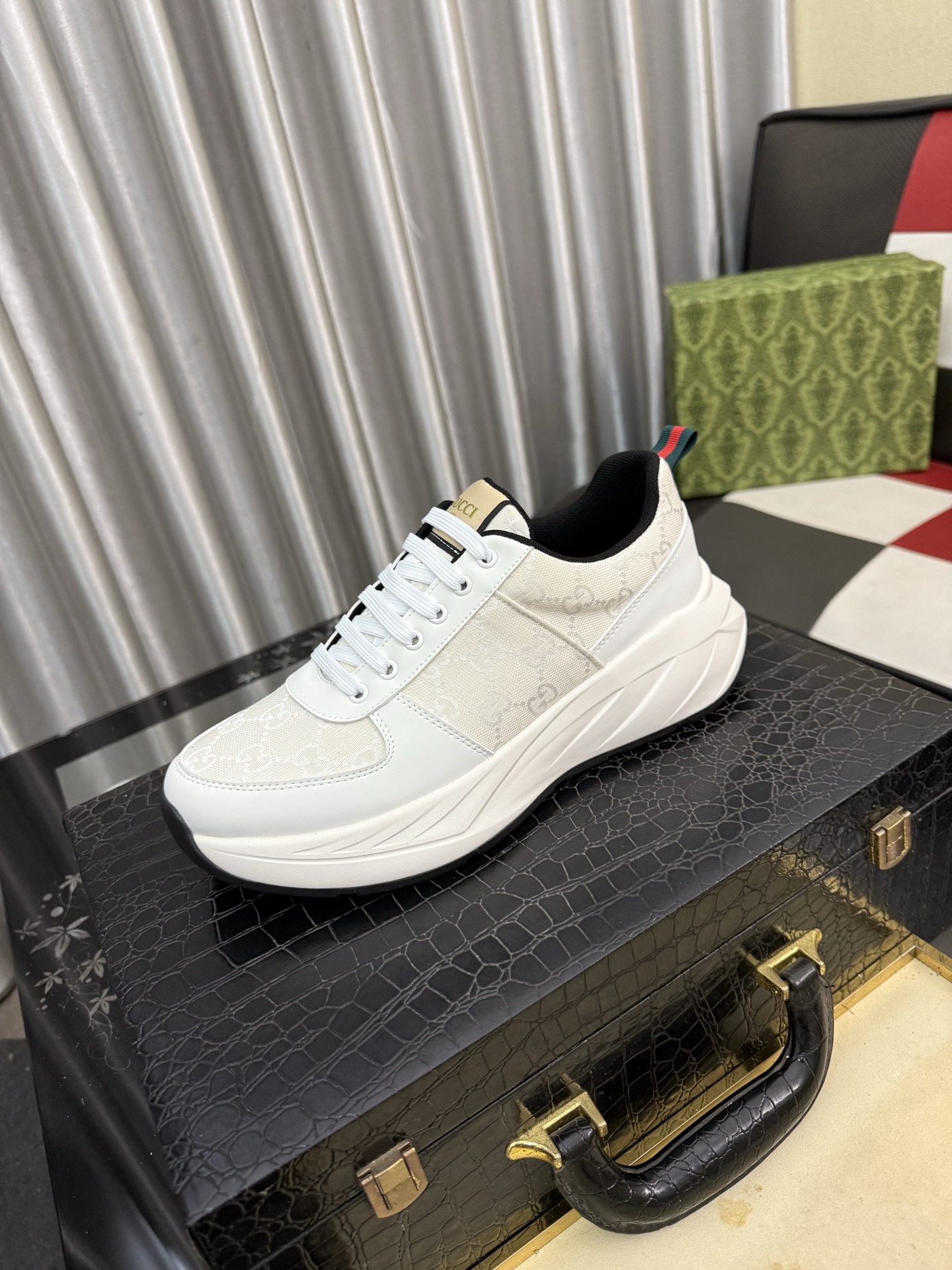 NO:851492,[GUCCI] Gucci men's casual shoes are absolutely popular and the ultimate matching item for trendy men!  The charm of super texture is irresistible, the main recommendation, the flower leather color is bright!  The upper is made of high-quality cowhide + brand printed fabric, sheepskin feet, wear-resistant rubber sole, noble and elegant!  Extremely comfortable, you can be as handsome as you want. 38-443 colors available, gucci, cowhide, sheepskin19860909【GUCCI】古奇男鞋休闲鞋绝对火爆潮男的极致搭配单品！超质感魅力挡不住,主推款,花皮色彩亮丽！鞋面选用优质牛皮+品牌印花面料,羊皮垫脚, 耐磨橡胶底,高贵典雅！舒适度爆棚想怎么帅就怎么帅 38-443色可选,,gucci,cowhide,sheepskin,Men's shoes