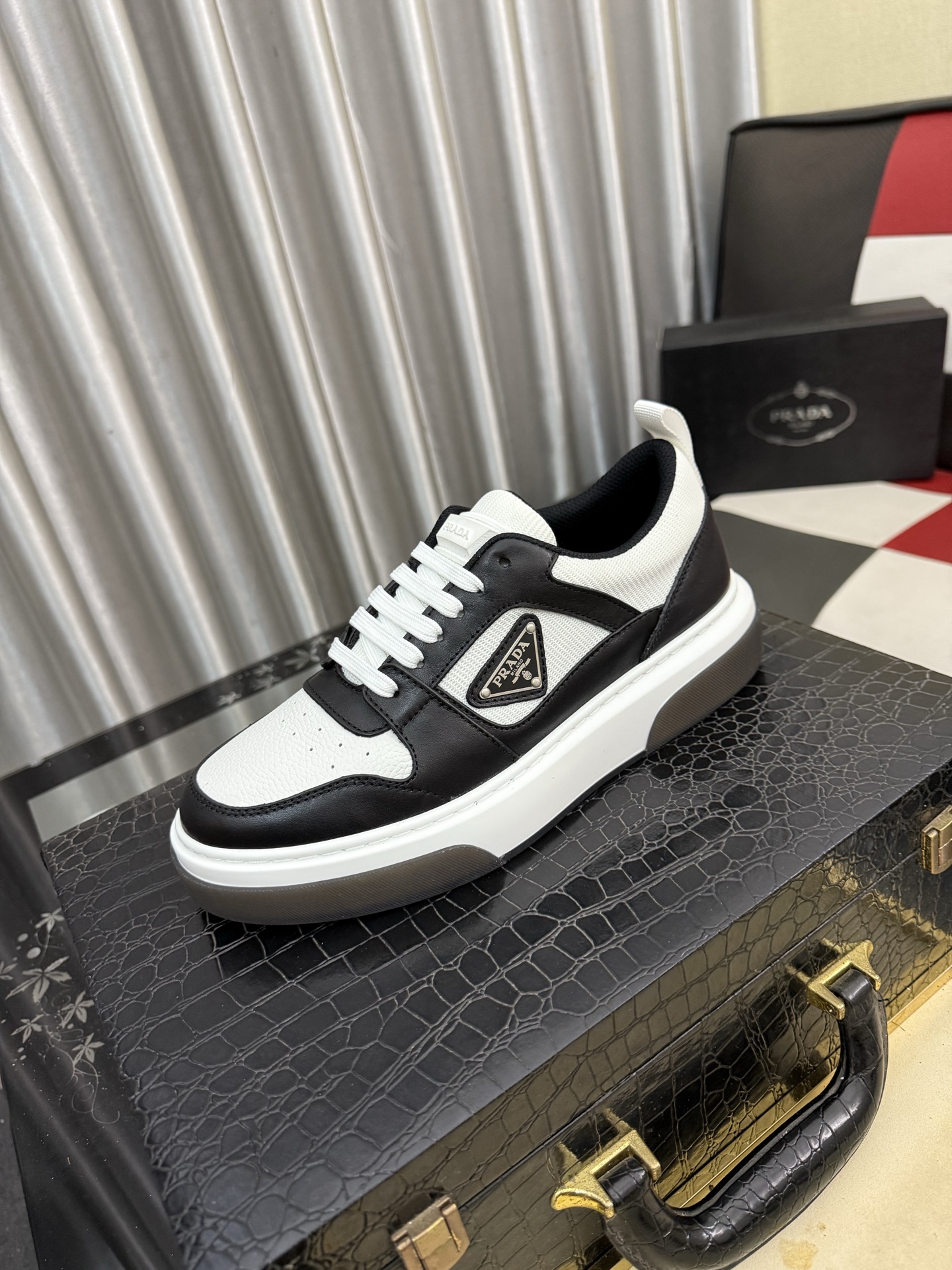 NO:851766,(Prada) The latest casual and fashionable men's shoes from the official website. The popular version is simple and elegant, exclusive for trendy men. The unique original decoration of the latest brand elements from the official website is fashionable and generous. The fabric is original first-layer cowhide and sheepskin lining. The official website specifies wear-resistant casual outsole. The classic model at the counter is shot in real life and is available in 38-442 colors. Prada, cowhide, sheepskin19860909(普拉达)官网最新款休闲时尚男鞋,爆款版型简洁大气,潮男专属.独有的官网最新品牌元素元素原版装饰,时尚又大方,面料原版头层牛皮羊皮内里,官网指定耐磨休闲大底,专柜经典款实物拍摄38-442色可选,,prada,cowhide,sheepskin,Men's shoes