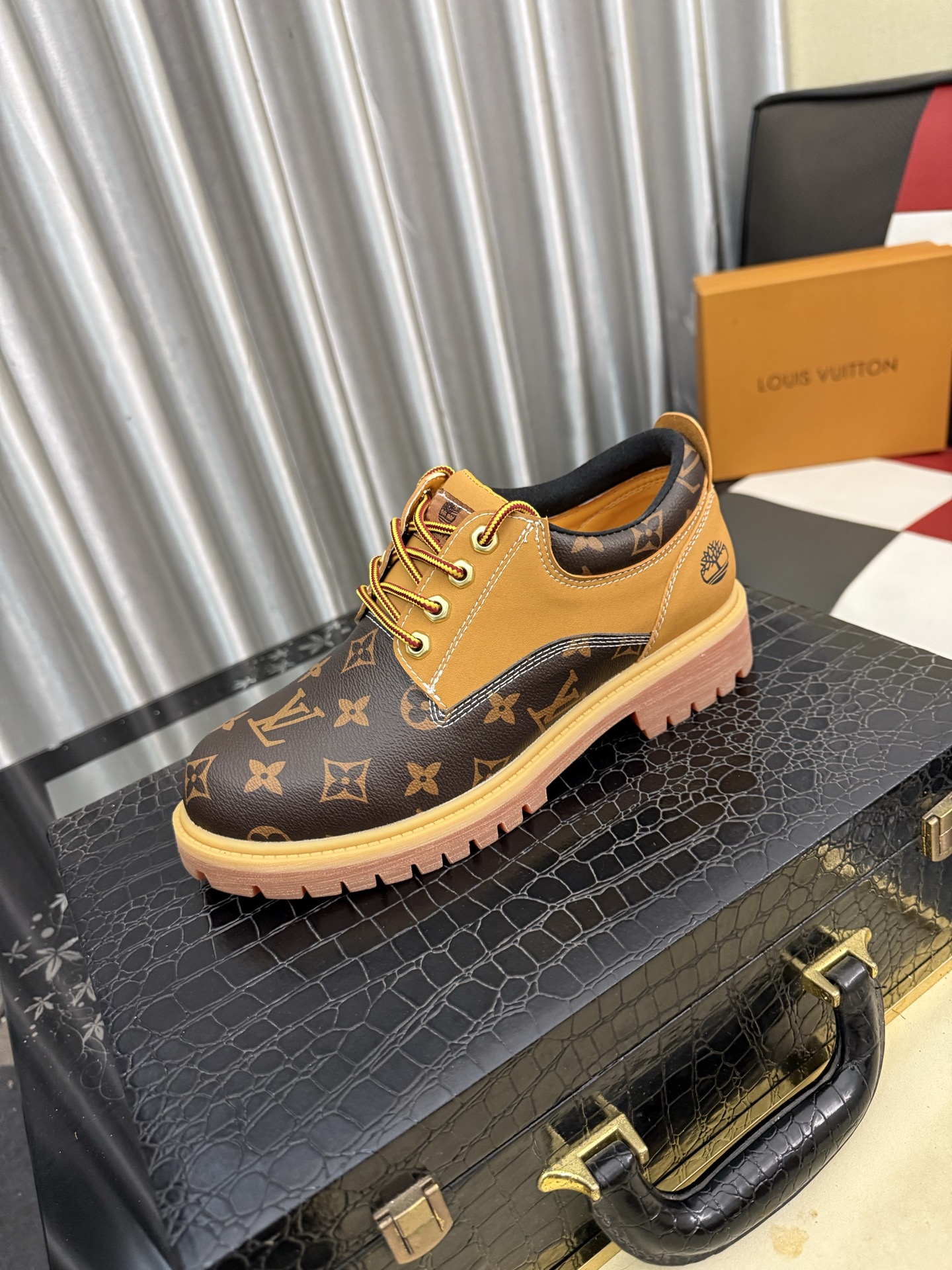 NO:851777,LV Louis Vuitton. The latest trendy shoes and casual shoes are popular in physical stores. New spring and summer comfortable imported custom original cowhide, unique jacquard fabric element design. With sheepskin lining, LV original bottom, [sun] [sun] high-end packaging high-quality details determine the quality, you can enter and exit the counter at will, welcome to compare the size 38-442 colors are available, louis vuitton, louis vuitton, cowhide, sheepskin19860909LV 路易威登.最新潮鞋休闲鞋实体店爆款.新品春夏季舒适进口定制原版牛皮,独特提花面料元素设计.搭配羊皮内里,Lv原版底,[太阳][太阳]高端包装高品质细节决定品质、可随意进出专柜,欢迎对比码数38-442色可选,,louis vuitton,louis vuitton,cowhide,sheepskin,Men's shoes