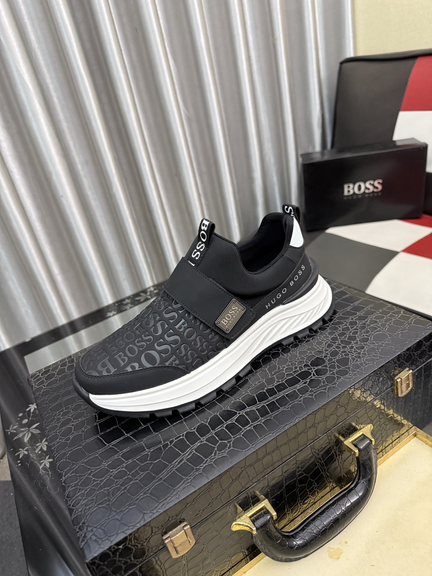 NO:851787,[BOOS] Men's casual shoes are made of original quality imported uppers, which are super breathable and comfortable, with fine workmanship and high-end atmosphere. They have a fashionable model shape. The foamed transparent wear-resistant outsole is comfortable to wear and worth owning. Available in sizes 38-444 colors.19860909【BOOS】男鞋休闲鞋原单品质鞋面采用进口,超透气舒适内里做工精细,高端大气.有时尚典范造型.发泡透明耐磨大底,穿着舒适,值得拥有.码数38-444色可选,,Men's shoes
