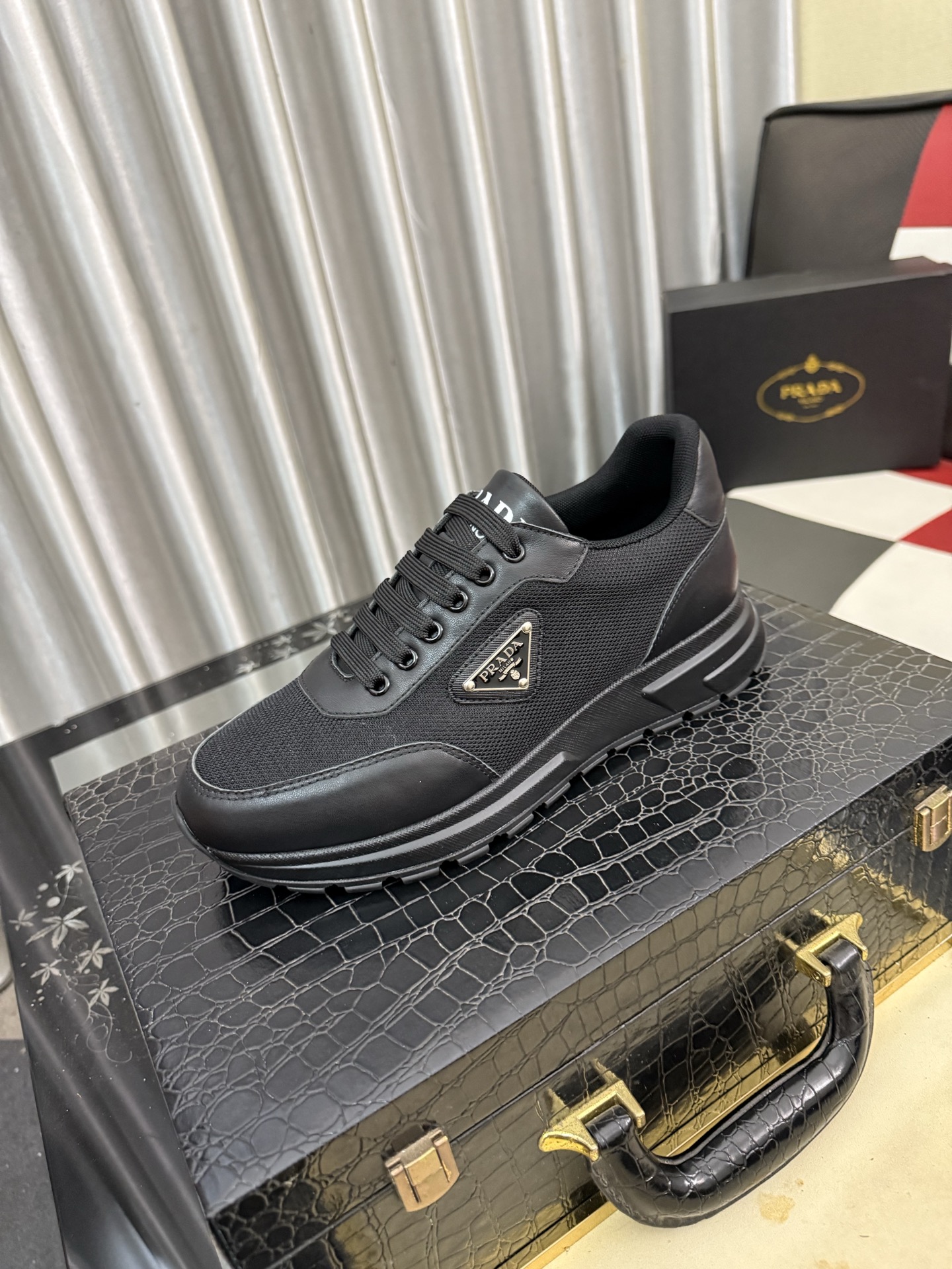 NO:931058,(Prada) The latest casual and fashionable men's shoes from the official website, the popular version is simple and elegant, exclusive for trendy men. The unique official website's latest brand elements are original decoration, fashionable and generous, the fabric is original first-layer cowhide and sheepskin lining, the official website specifies wear-resistant casual outsole, the classic model at the counter is shot in real life 38-44,, prada, cowhide, sheepskin19860909(普拉达)官网最新款休闲时尚男鞋,爆款版型简洁大气,潮男专属.独有的官网最新品牌元素元素原版装饰,时尚又大方,面料原版头层牛皮羊皮内里,官网指定耐磨休闲大底,专柜经典款实物拍摄38-44,,prada,cowhide,sheepskin,Men's shoes