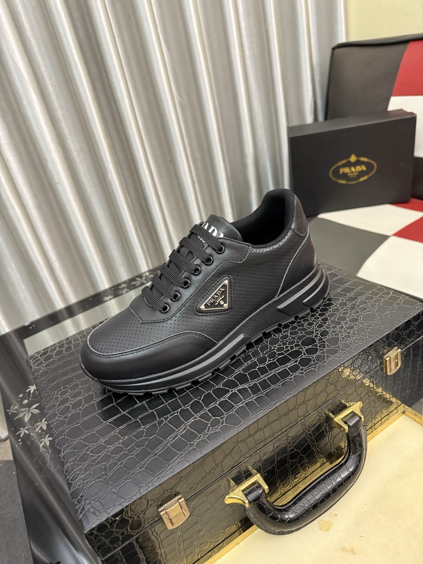 NO:852817,(Prada) The latest casual and fashionable men's shoes from the official website, the popular version is simple and elegant, exclusive for trendy men. The unique official website's latest brand elements are original decoration, fashionable and generous, the fabric is original first-layer cowhide and sheepskin lining, the official website specifies wear-resistant casual outsole, the classic model at the counter is shot in real life 38-44,, prada, cowhide, sheepskin19860909(普拉达)官网最新款休闲时尚男鞋,爆款版型简洁大气,潮男专属.独有的官网最新品牌元素元素原版装饰,时尚又大方,面料原版头层牛皮羊皮内里,官网指定耐磨休闲大底,专柜经典款实物拍摄38-44,,prada,cowhide,sheepskin,Men's shoes