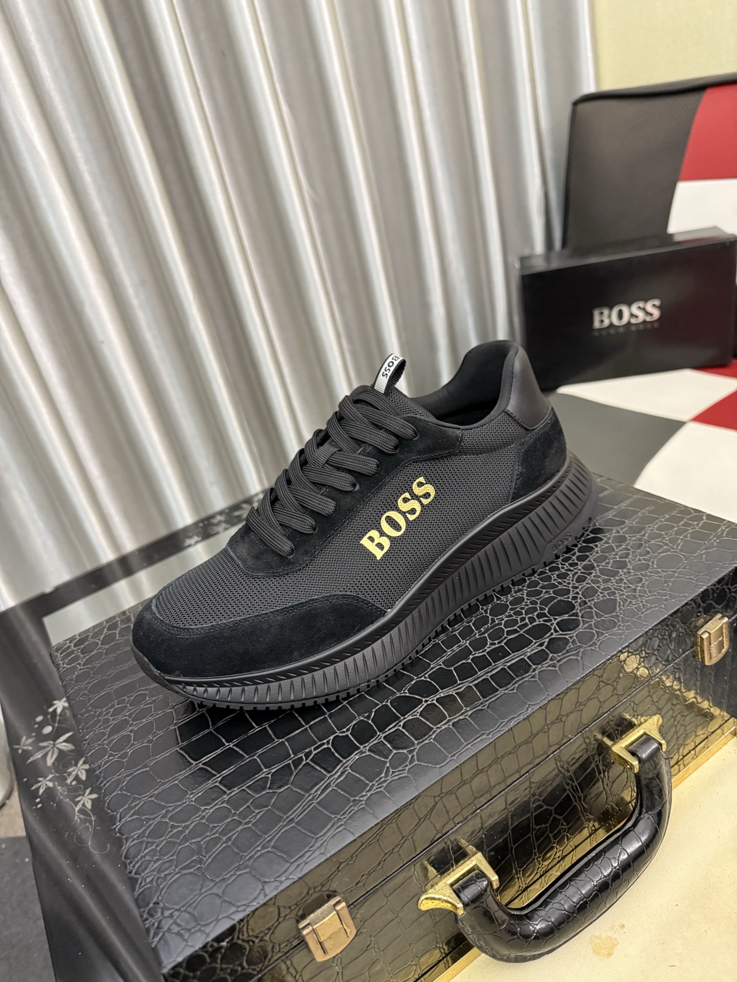 NO:852825,[BOOS] Men's casual shoes are made of imported original quality uppers, which are super breathable and comfortable, with fine workmanship and high-end atmosphere. They have a fashionable model shape. The foamed transparent wear-resistant outsole is comfortable to wear and worth owning. Available in sizes 38-446 colors.19860909【BOOS】男鞋休闲鞋原单品质鞋面采用进口,超透气舒适内里做工精细,高端大气.有时尚典范造型.发泡透明耐磨大底,穿着舒适,值得拥有.码数38-446色可选,,Men's shoes