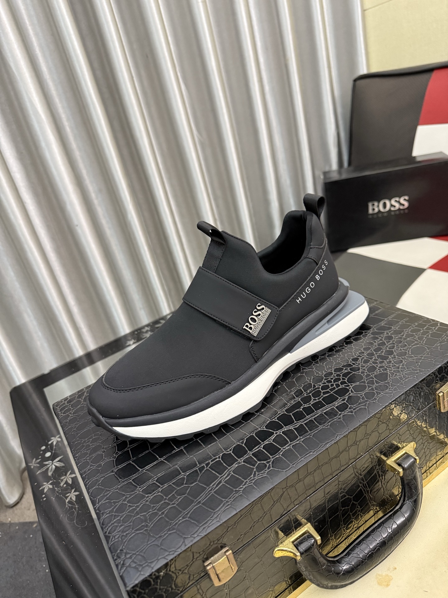 NO:852833,[BOOS] Men's casual shoes are made of original quality imported uppers, which are super breathable and comfortable, with fine workmanship and high-end atmosphere. They have a fashionable model shape. The foamed transparent wear-resistant outsole is comfortable to wear and worth owning. Available in sizes 38-444 colors.19860909【BOOS】男鞋休闲鞋原单品质鞋面采用进口,超透气舒适内里做工精细,高端大气.有时尚典范造型.发泡透明耐磨大底,穿着舒适,值得拥有.码数38-444色可选,,Men's shoes