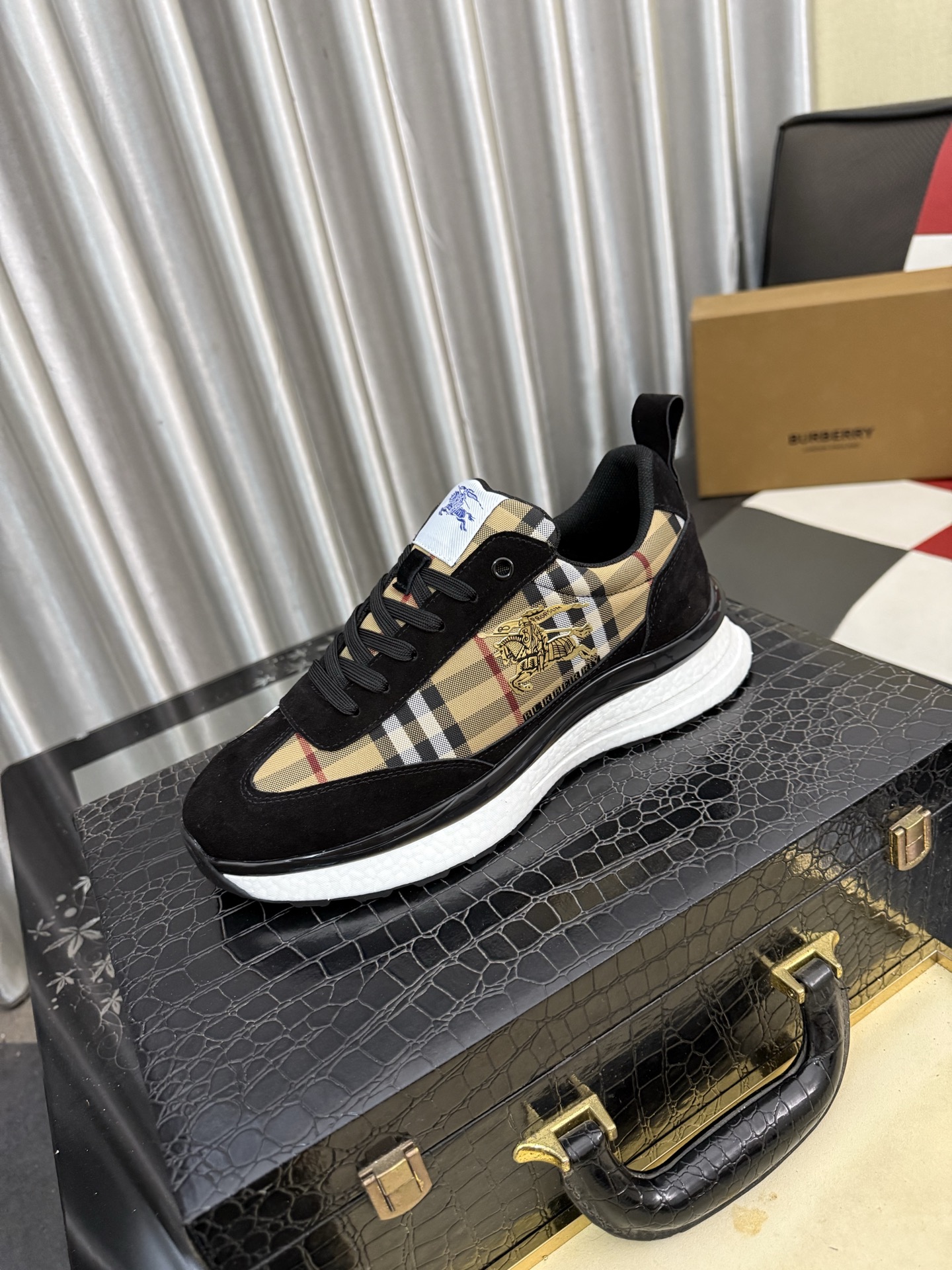 NO:852842,'Burberry' men's fashionable casual shoes, high-quality uppers made of imported Italian cowhide stitching printed fabrics, breathable lining + pigskin feet, fine workmanship, high-end atmosphere, fashionable model shape. Rubber wear-resistant outsole. Sizes 38-443 colors available, burberry, cowhide19860909《巴宝莉》男士时尚潮流休闲鞋,高品质鞋面采用进口意大利牛皮拼接印花面料,透气内里+猪皮垫脚,做工精细,高端大气,有时尚典范造型.橡胶耐磨大底.码数38-443色可选,,burberry,cowhide,Men's shoes