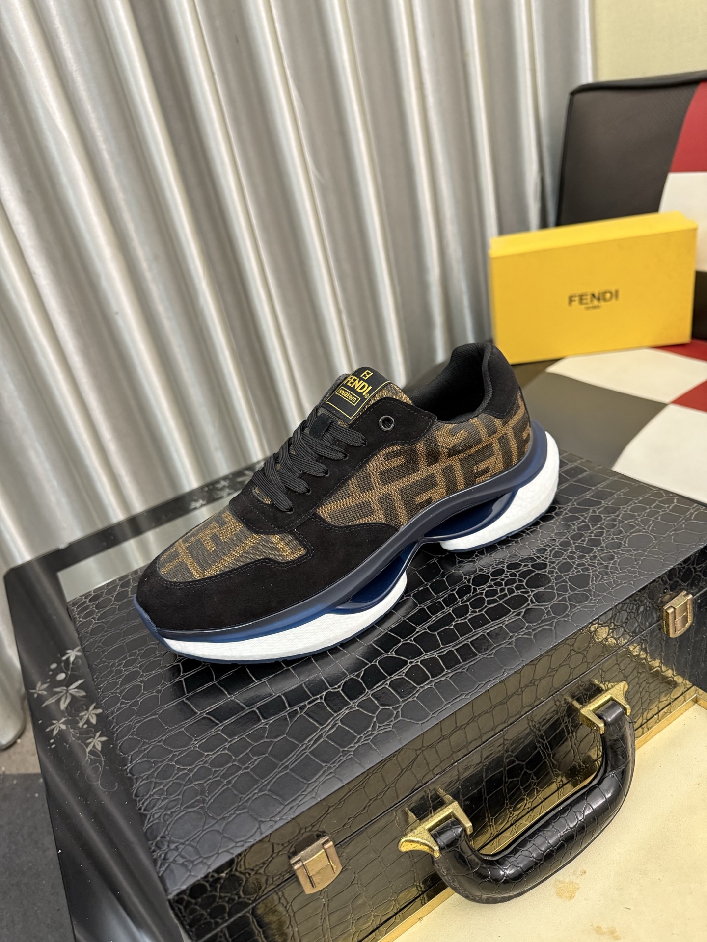 NO:852759,【Fendi】Fendi's latest casual shoes for men!  Available at counters simultaneously!  A one-to-one replica of the original. Made entirely of imported first-layer calfskin, with first-layer water-dyed cowhide inside. The original factory provides a rubber outsole. Leading a new fashion concept. Available in 38-443 colors, fendi, fendi, cowhide19860909【Fendi】芬迪 男士最新款休闲鞋！专柜同步上市！原版一比一复刻.全进口头层小牛皮制面,内里采用头层水染牛皮,原版原厂特供橡胶大底.引领时尚新概念.配码38-443色可选,,fendi,fendi,cowhide,Men's shoes
