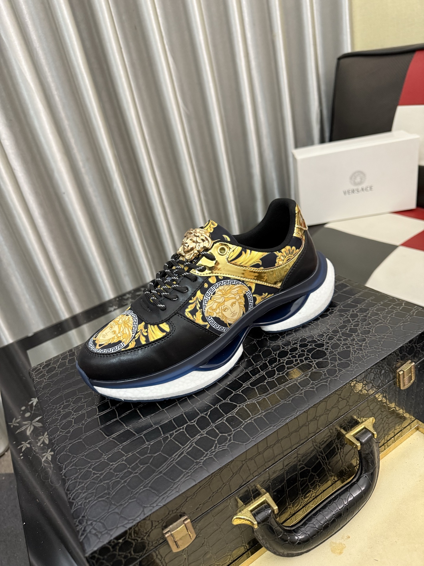 NO:852770,'Versace' men's new high-top latest popular casual shoes, top brand [seduce] luxury [strong] upper is made of imported brand printed fabric + cowhide, breathable lining + pigskin feet () fine workmanship. Personalized fashionable wear-resistant outsole, light and comfortable on the foot, better looking in kind, 38-442 colors available, versace, cowhide19860909《范思哲》 男士高帮新款最新爆款休闲鞋,顶端品牌[勾引]奢侈[强]鞋面選用进口品牌印花面料+牛皮,透气内里+猪皮垫脚（）精细做工.个性时尚耐磨大底,上脚轻巧舒适,實物更好看,38-442色可选,,versace,cowhide,Men's shoes