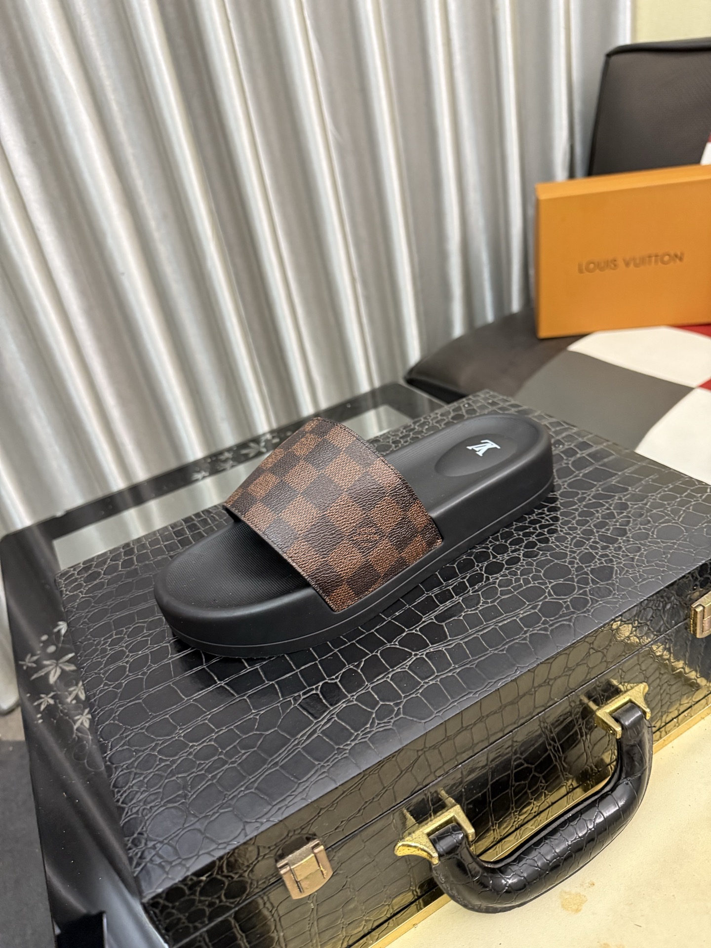 NO:852780,[Louis Vuitton LV slippers] (high-end cowhide) counter 11 fashion style, a must-have for summer!  The designer used LV's iconic outsole to make the original simple slippers instantly fashionable!  The upper is made of flexible special cowhide straps alternately matched with each other, and the workmanship is exquisite!  A must-have for stylish men in the summer, size 38-44, louis vuitton, louis vuitton, slippers, cowhide19860909【路易威登LV拖鞋】（高端牛皮)专柜11时尚风范 夏季必备！设计师运用了LV 标志性的大底.使得原本简单的拖鞋立刻变得潮范十足！鞋面采用柔韧的专用牛皮带相间搭配,做工考究！型男过夏天必备,码数 38-44,,louis vuitton,louis vuitton,slippers,cowhide,Men's shoes