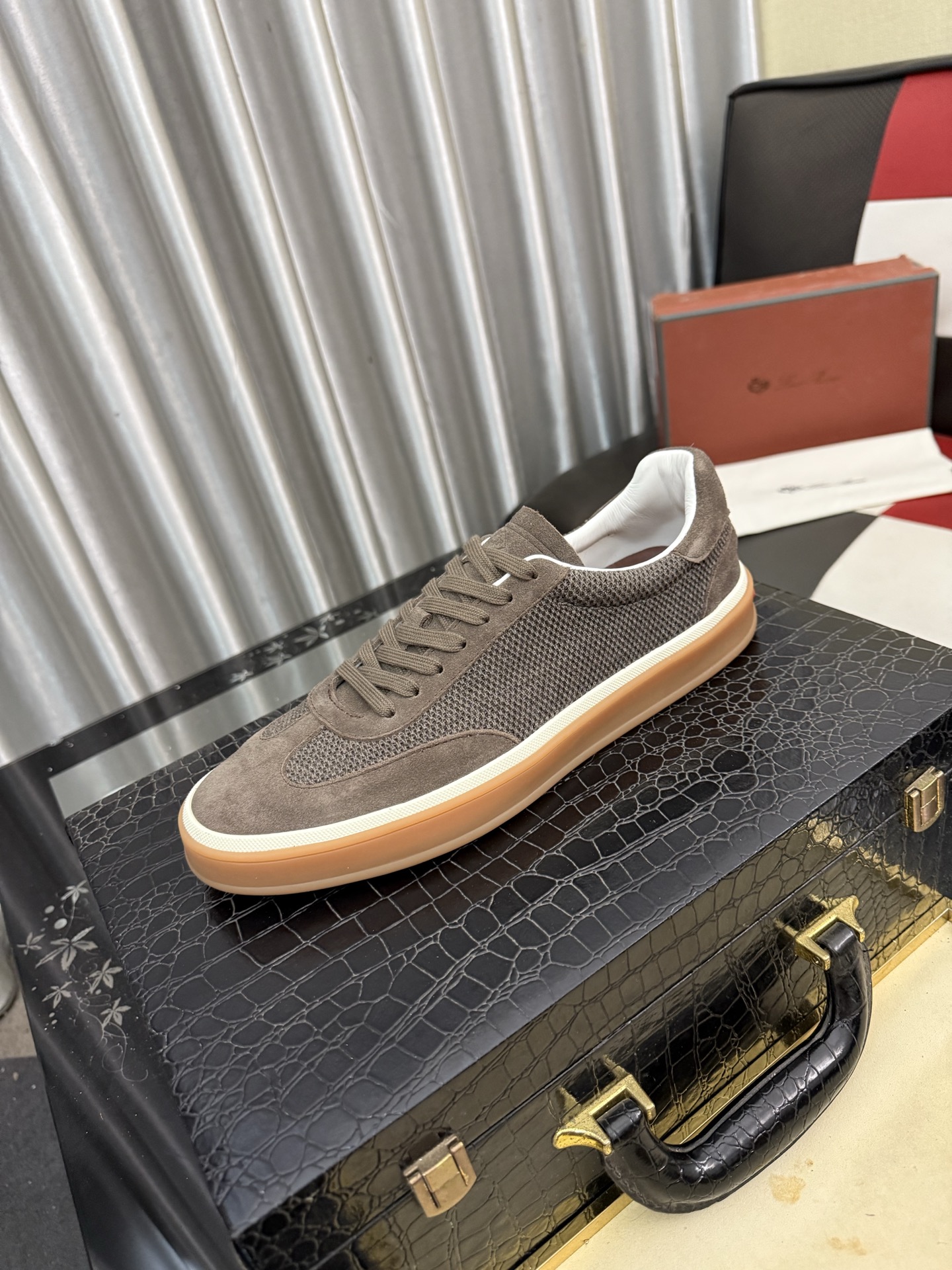 NO:853192,LP~. A must-have casual shoe for trendy men. Original brand imported from Italy, imported original leather, pig lining (refuses to discolor and grind the feet). Original factory special air cushion sole, French lazy style design. Fits the feet. Original quality. Super comfortable original sole. Size 38-45, loro piana19860909LP～.休闲鞋潮男必备款 意大利进口原版品牌,进口原版皮,猪里（拒绝脱色磨脚）鞋底原厂特供原版气垫底,法国懒人风格设计 贴脚 在贴原单品质 超舒服原版底 .码数38-45,,loro piana,Men's shoes