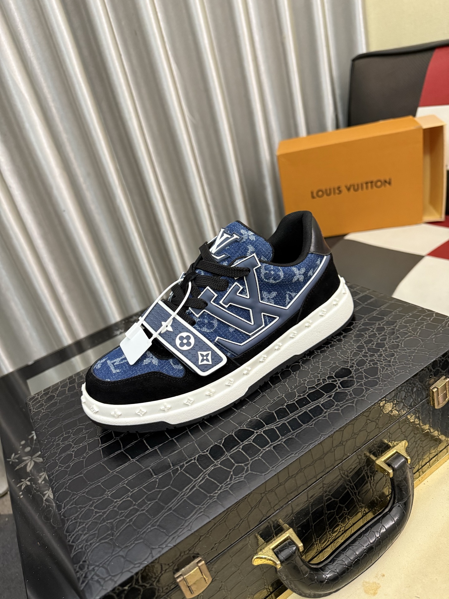 NO:853119,LV Louis Vuitton. The latest trendy shoes and casual shoes are popular in physical stores. New spring and summer comfortable imported custom original cowhide, unique jacquard fabric element design. With sheepskin lining, LV original bottom, [sun] [sun] high-end packaging high-quality details determine the quality, you can enter and exit the counter at will, welcome to compare the size 38-442 colors are available, louis vuitton, louis vuitton, cowhide, sheepskin19860909LV 路易威登.最新潮鞋休闲鞋实体店爆款.新品春夏季舒适进口定制原版牛皮,独特提花面料元素设计.搭配羊皮内里,Lv原版底,[太阳][太阳]高端包装高品质细节决定品质、可随意进出专柜,欢迎对比码数38-442色可选,,louis vuitton,louis vuitton,cowhide,sheepskin,Men's shoes