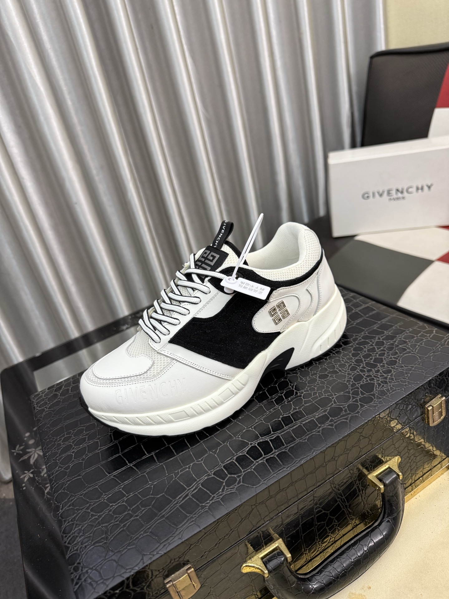 NO:853126,[GIVENCHY] Givenchy low-top casual shoes, made of white calf leather and other materials, the upper is decorated with brand webbing, brand embossed logo decoration, and three-dimensional composite stitching!  Calfskin lining for high comfort!  Size38-442 colors available,,givenchy,givenchy,cowhide19860909【GIVENCHY】纪梵希低帮休闲鞋,采用白色小牛皮革等材质,鞋面饰有品牌织带装饰,品牌压花logo装饰,立体复合式拼接缝合！内里小牛皮 舒适度高！ Size38-442色可选,,givenchy,givenchy,cowhide,Men's shoes