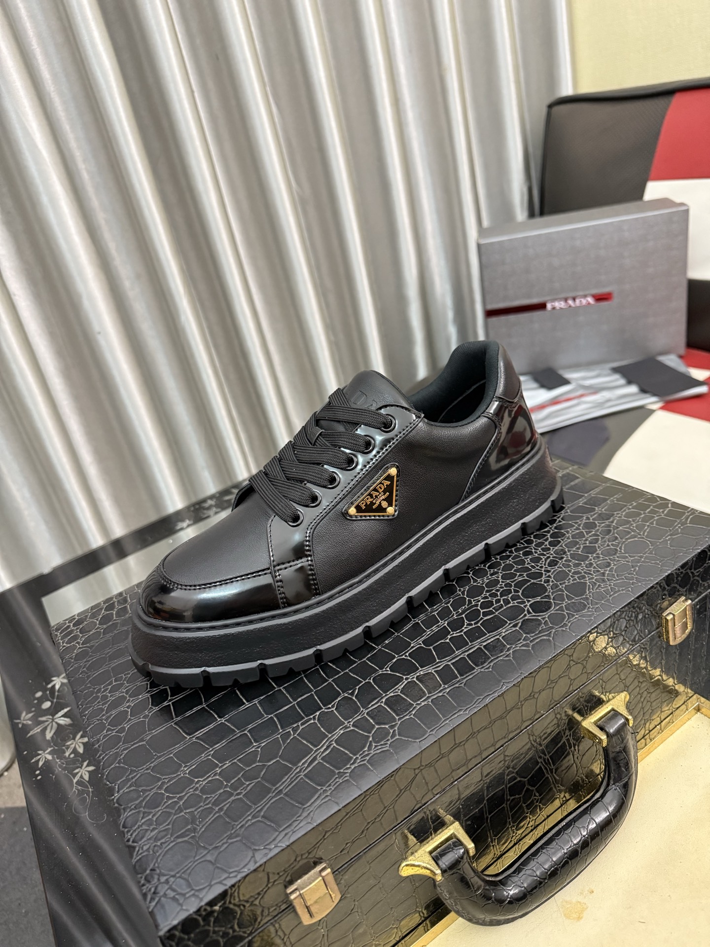 NO:853316,(Prada) The latest casual and fashionable men's shoes from the official website, the popular version is simple and elegant, exclusive for trendy men. The unique official website's latest brand elements are original decoration, fashionable and generous, the fabric is original first-layer cowhide and sheepskin lining, the official website specifies wear-resistant casual outsole, the classic model at the counter is shot in real life 38-44,, prada, cowhide, sheepskin19860909(普拉达)官网最新款休闲时尚男鞋,爆款版型简洁大气,潮男专属.独有的官网最新品牌元素元素原版装饰,时尚又大方,面料原版头层牛皮羊皮内里,官网指定耐磨休闲大底,专柜经典款实物拍摄38-44,,prada,cowhide,sheepskin,Men's shoes