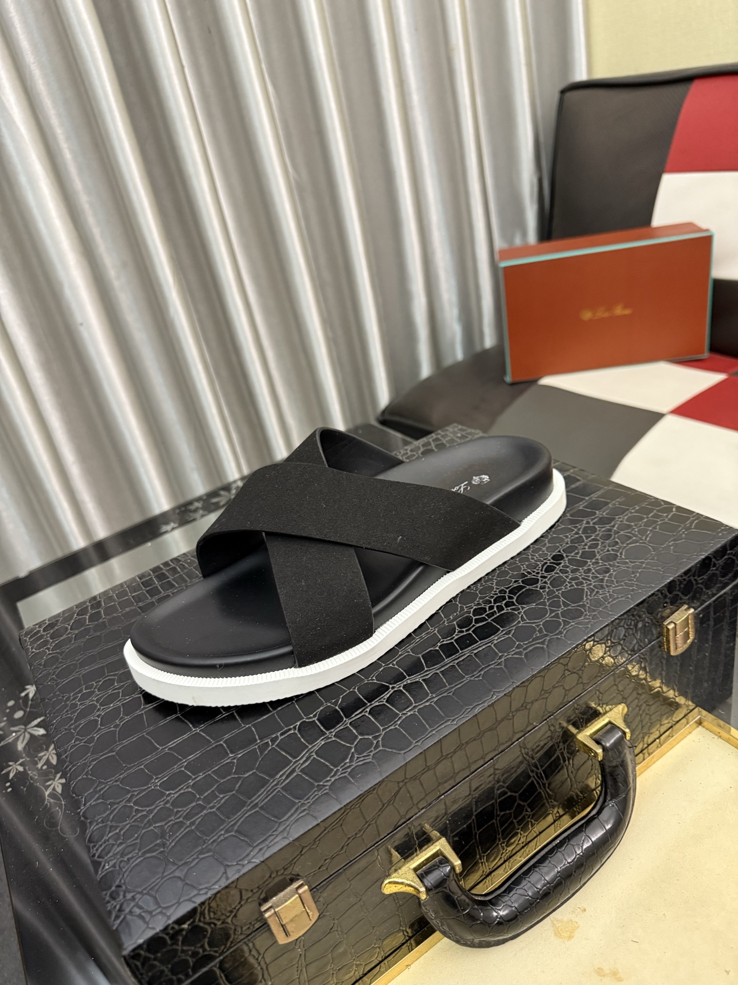 NO:854477,Loro Piana's new men's sandals, high-end boutique, exquisite embossed logo decoration on the upper, fine workmanship, super soft soles, casual, loose and comfortable, a must-have in summer!  nsize38-46,,loro piana,slippers19860909Loro Piana新品男士凉拖鞋,高端精品,鞋面精致压花logo装饰,精细做工,鞋底超软,休闲宽松舒适型,夏季必入哦！nsize38-46,,loro piana,slippers,Men's shoes