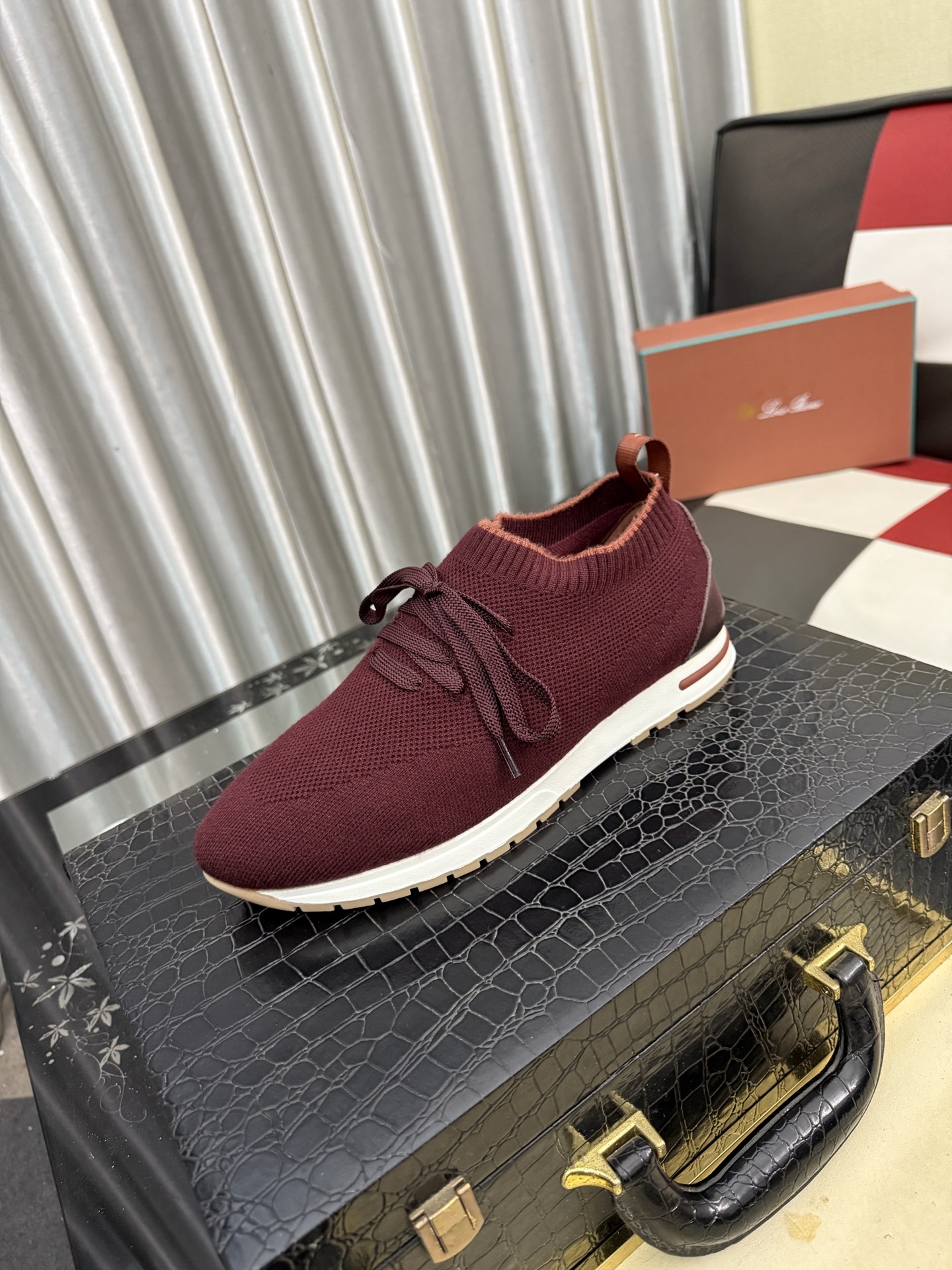 NO:854398,LP~. A must-have casual shoe for trendy men. Original brand imported from Italy, imported original leather, pig lining (refuses to discolor and grind the feet). Original factory special air cushion sole, French lazy style design. Fits the feet. Original quality. Super comfortable original sole. Size 36-46, loro piana19860909LP～.休闲鞋潮男必备款 意大利进口原版品牌,进口原版皮,猪里（拒绝脱色磨脚）鞋底原厂特供原版气垫底,法国懒人风格设计 贴脚 在贴原单品质 超舒服原版底 .码数36-46,,loro piana,Men's shoes