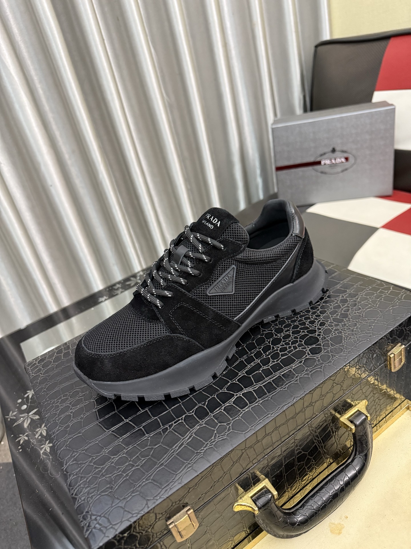 NO:854435,[PRADA] Prada - high-end quality original casual sports shoes - upper Nappa calfskin, brand high mercerized canvas, shoe body brand metal fasteners, tongue silk screen brand logo - lining water-dyed cowhide - outsole ultra-light TPU foam; molded outsole - ultra-high quality control, fine workmanship (high-end, luxury, grade) -Size 38-44,, prada, prada, sneakers, cowhide19860909【PRADA】普拉达 -高端品质 原单休闲运动鞋 -鞋面纳帕小牛皮、品牌高丝光帆布、鞋身品牌金属扣件、鞋舌丝印品牌logo -内里水染牛皮 -大底超轻TPU发泡；成型大底 -超高品控·做工精细凸显(高端·贵气·档次) -Size 38-44,,prada,prada,sneakers,cowhide,Men's shoes