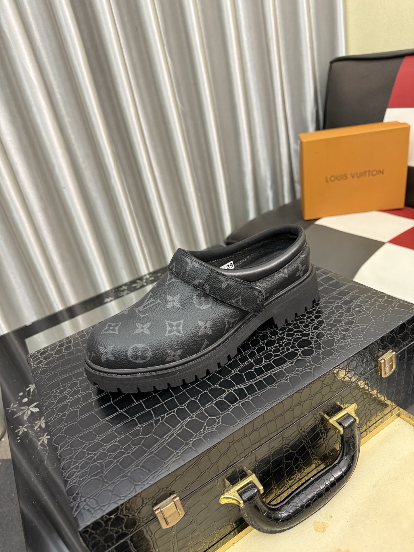 NO:885626,LV's new Baotou half-slippers winterbreak comfert flat slippers are made of leather with LV letters and monogram floral patterns, and are matched with sheepskin lining. They are suitable for indoor and outdoor wear. The water table is made of high-density foam, which is light and comfortable. The sole has a certain thickness and the anti-aging effect is also good!  Boutique size: 38-442 colors available, Louis Vuitton, slippers, sheepskin19860909lv新款包头半拖拖 winterbreak comfert 平底拖鞋lv 字母和monogram 花卉点缀图案的皮面,搭配羊皮内里,室内外穿着皆宜.水台高密度发泡材质,轻盈舒适,鞋底有一定厚度,**效果也不错！精品 size :38-442色可选,,louis vuitton,slippers,sheepskin,Men's shoes
