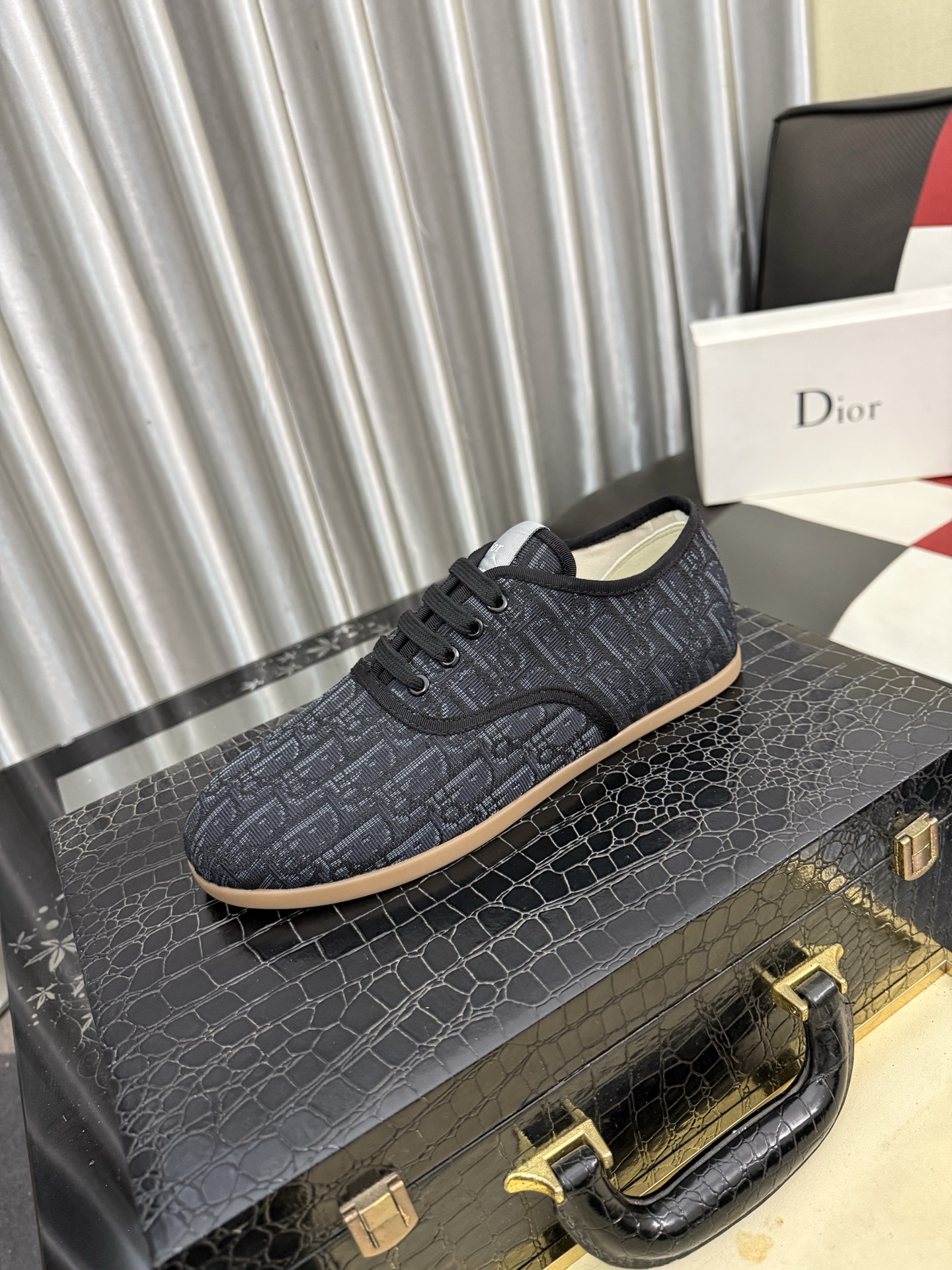 NO:885634,[Dior] Dior casual shoes are shipped, made of imported cowhide with brand material font, high-grade cowhide on the heel, sheepskin lining, comfortable to wear, lightweight, original last mold, official website 11, private mold outsole, code number 38 to 44,, dior, dior, cowhide, sheepskin19860909【Dior】迪奥休闲鞋出货,采用进口牛皮压搭配品牌料字体,后跟牛皮显凸出高档,羊皮内裡,穿着舒适,轻便,原版楦头开模,官网11,私模大底,码数38一44,,dior,dior,cowhide,sheepskin,Men's shoes