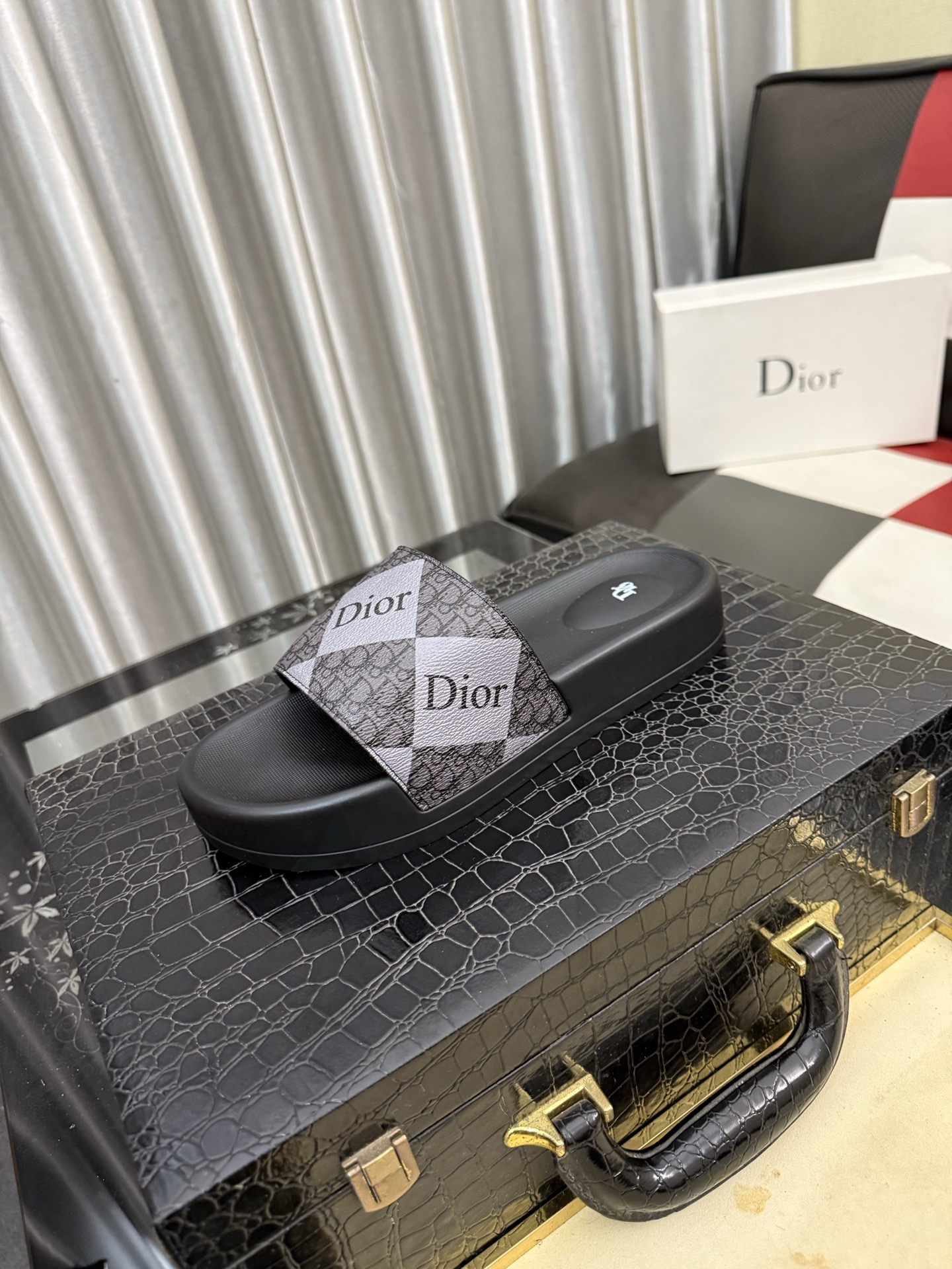 NO:885964,DIOR Dior slippers new slippers are on sale at the same time. Original materials imported from Italy, original soles are specially provided by the original factory, exclusive movable molded soles are super comfortable, original factory follow-up goods, high quality, can be entered and exited the counter at will, code number 38-44, dior, dior, slippers19860909DIOR 迪奥拖鞋 新款拖鞋同步发售.意大利进口原单材料,鞋底原厂特供原版底,独家活动成型底超级舒适,原厂跟单货,高品质,可随意进出专柜,码数38-44,,dior,dior,slippers,Men's shoes