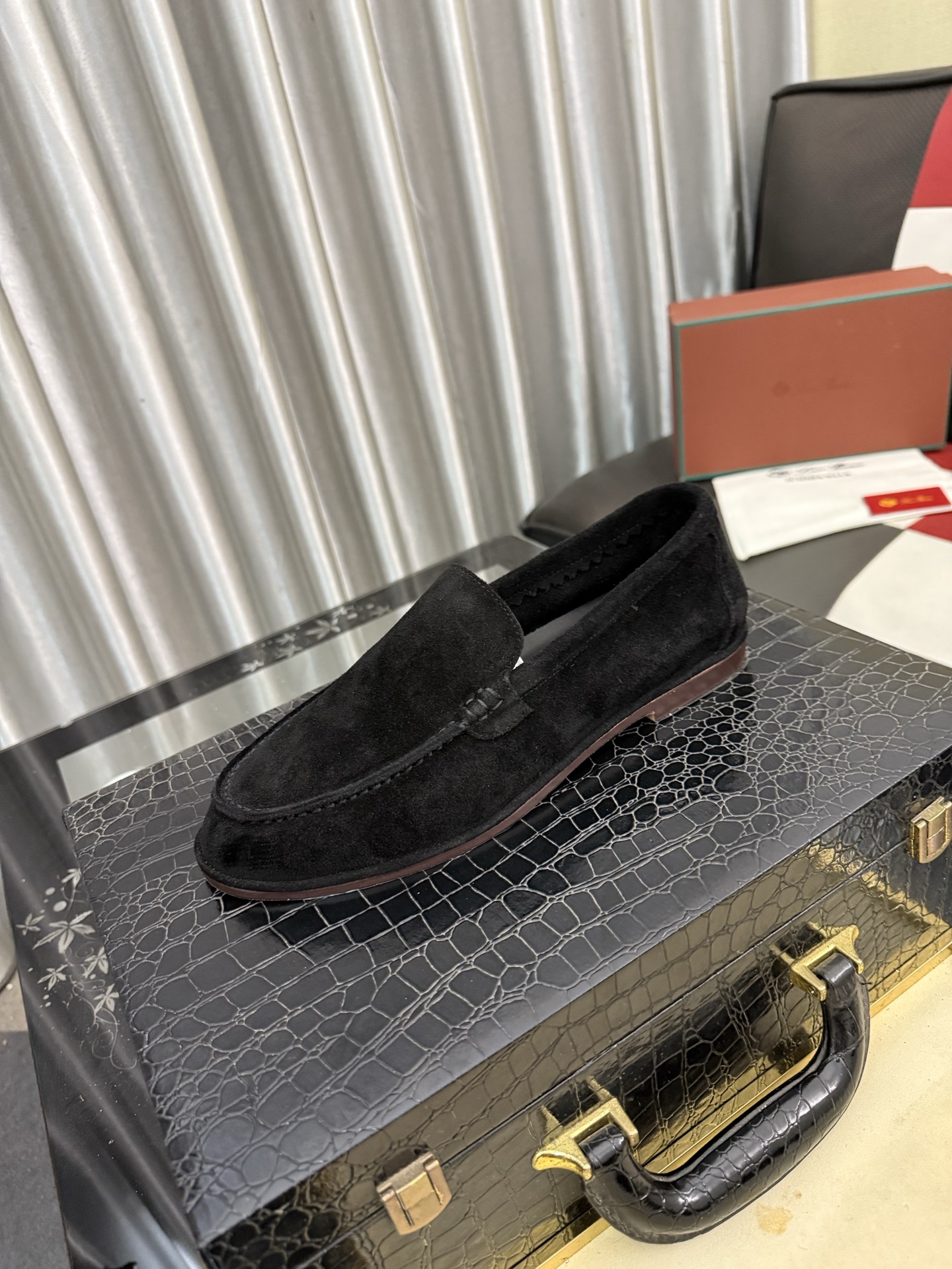 NO:885975,LP~. A must-have casual shoe for trendy men. Original brand imported from Italy, imported original leather, pig lining (refuses to discolor and grind the feet). Original factory special air cushion sole, French lazy style design. Fits the feet. Original quality. Super comfortable original sole. Size 38-44, loro piana19860909LP～.休闲鞋潮男必备款 意大利进口原版品牌,进口原版皮,猪里（拒绝脱色磨脚）鞋底原厂特供原版气垫底,法国懒人风格设计 贴脚 在贴原单品质 超舒服原版底 .码数38-44,,loro piana,Men's shoes