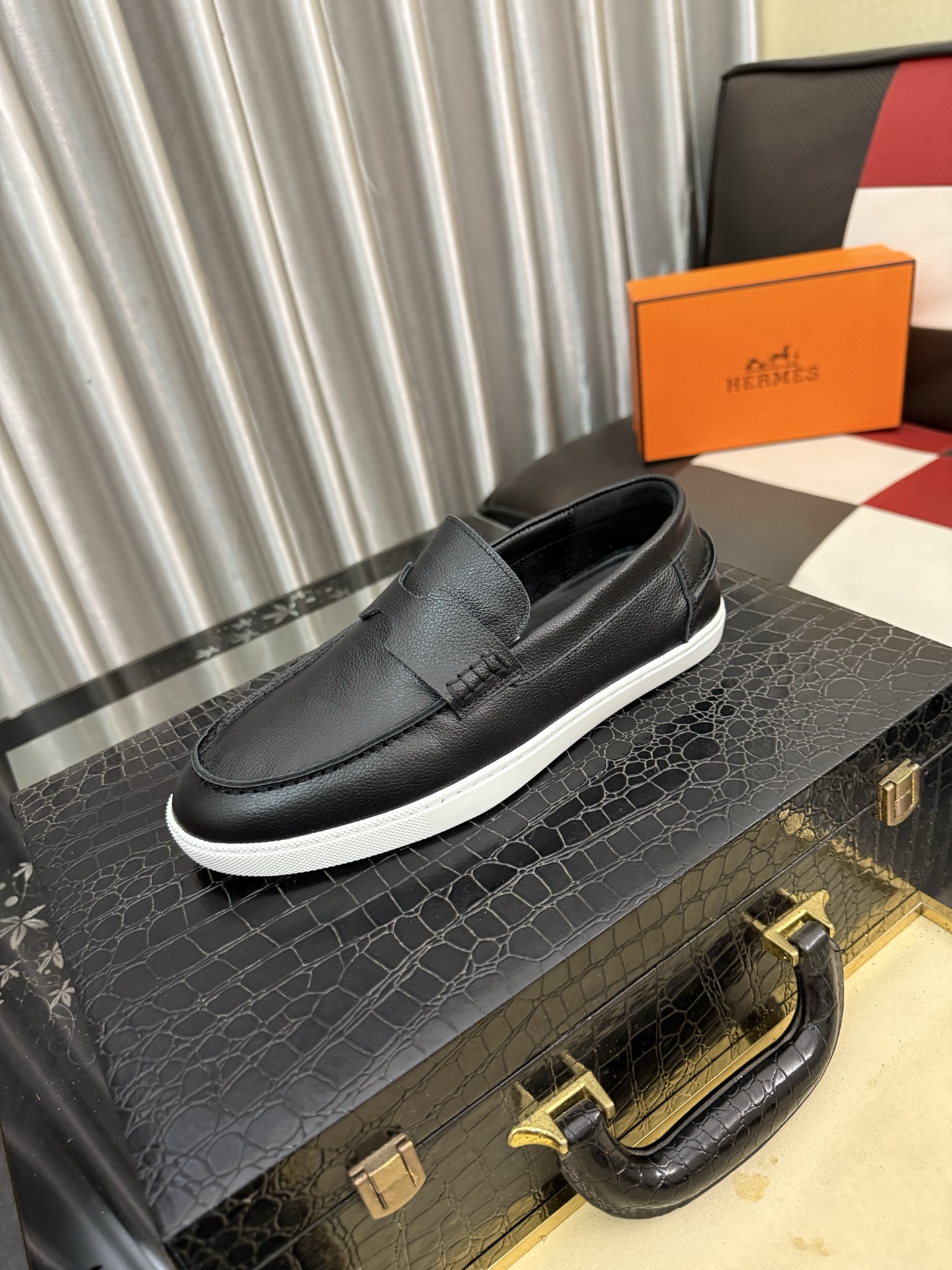 NO:885994,HERME* Hermès high-end men's fashionable casual sports shoes, made with precision and custom-made imported fly weaving, laminated design upper with distinct lines, cowhide lining foot pads, lightweight rubber outsole. Light luxury style, retro comfortable round toe, breathable upper without stuffiness, simple and elegant, comfortable and trendy on the feet 38-44,,hermes,hermes,sneakers,cowhide19860909HERME*爱马仕高端男士时尚休闲运动鞋,精工打造,定制进口飞织制作,叠层设计鞋面线条感层次分明,牛皮内里脚垫,轻质橡胶大底.轻奢风格,复古的舒适圆头,鞋面透气不闷脚,简约大气,上脚舒适富有潮流感38-44,,hermes,hermes,sneakers,cowhide,Men's shoes