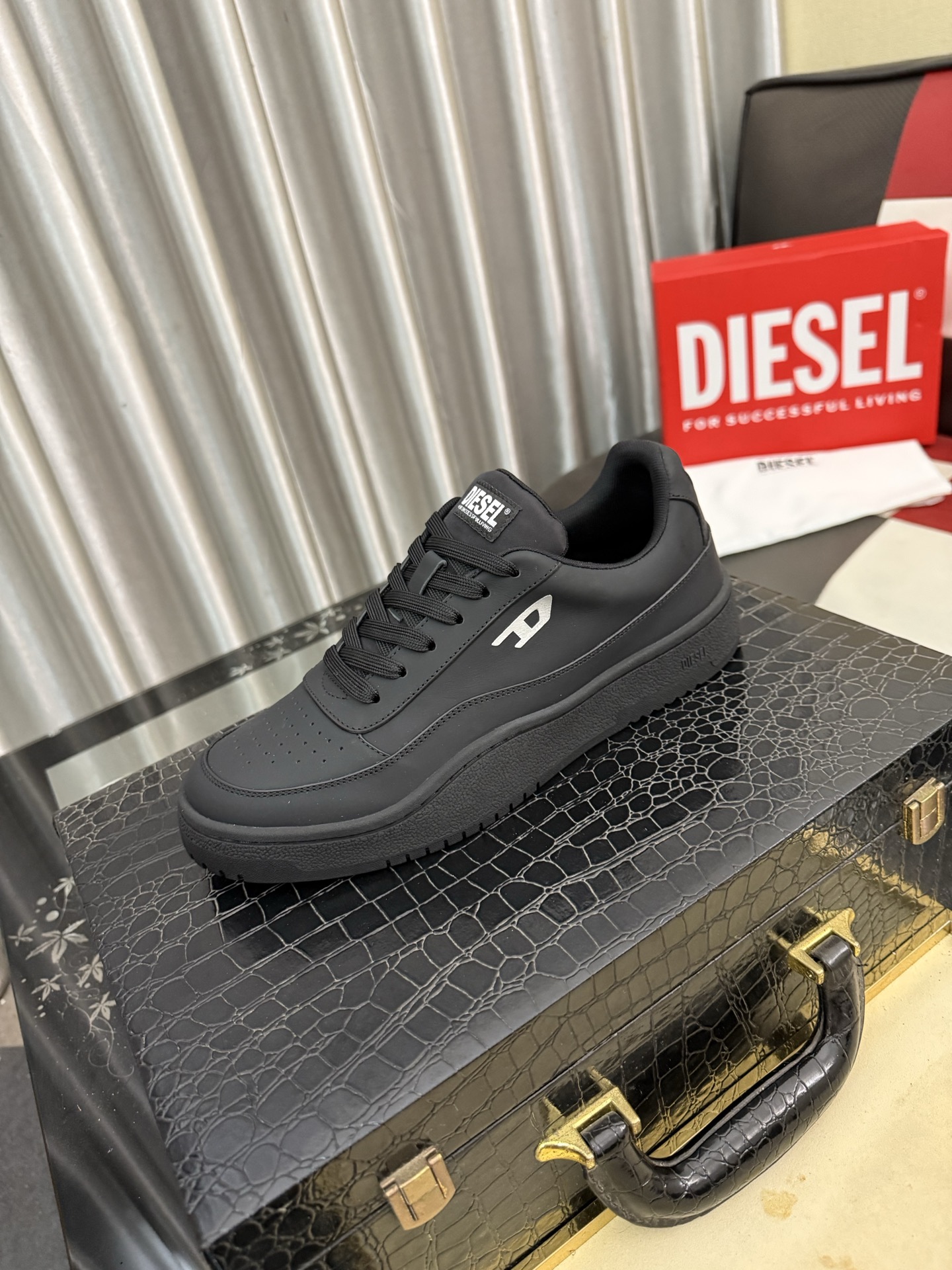 NO:886504,DIESEL niche ~ 2026 vs spring and summer internet celebrity popular casual series... [Men's thick-soled casual shoes] Original purchase, development and production DIESEL, rich in unique American retro style, original customized cowhide/color matching technology + original customized breathable mesh + original customized injection molding + original open mold TPU molding original full set of packaging, code number 38-44 (45 46 customization is not returnable) Color: official website updated simultaneously,,cowhide19860909DIESEL迪赛小众～2026vs春夏网红爆款休闲系列…【男款厚底休闲鞋】  原版购入开发 做货 DIESEL迪赛,富有独特美式复古风格,原版定制牛皮/拼色工艺+原版定制透气网+原版定制注塑成型+原版开模TPU成型原版全套包装,码数38-44（45 46 定制不退换） 颜色:官网同步更新,,cowhide,Men's shoes
