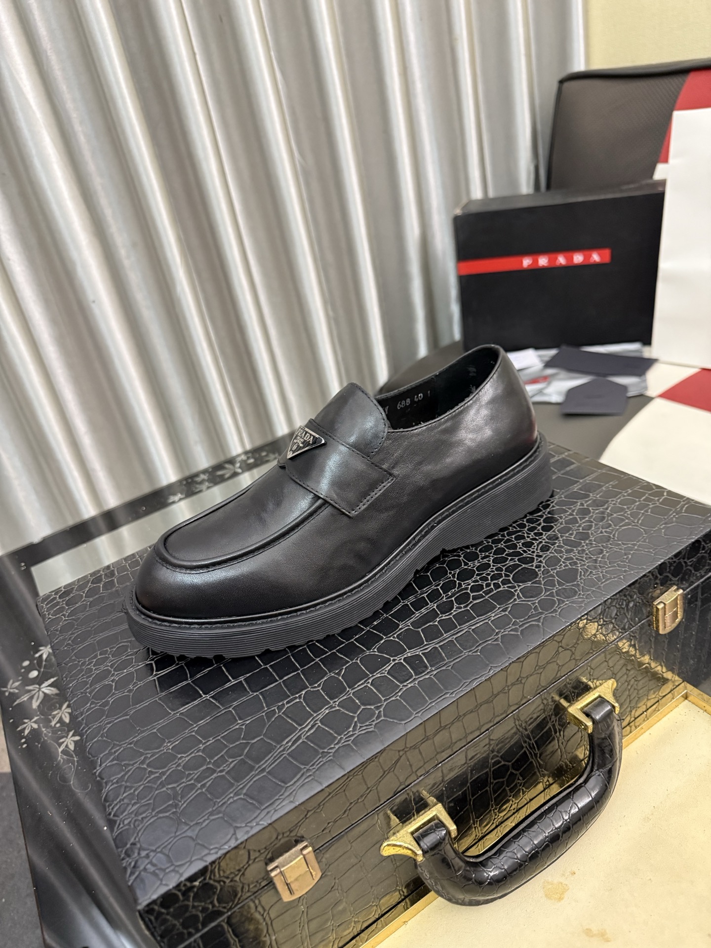 NO:886514,PRADA - Prada. Men's business casual leather shoes, top quality cow leather. 1:1 shipment, luxurious and noble, all made of imported original color-changing cowhide, just to create a more comfortable wearing experience. The upper is original and comfortable, selected high-end color-changing calfskin, top imported water-dyed full cow lining, the original light and comfortable high-end genuine leather outsole, size 38-44, 45 customized,, prada, cowhide, Leather soles19860909ＰＲＡＤＡ——普拉达.男士商务休闲皮鞋,顶级牛货.1:1出货奢华尊贵全部采用进口原版改色牛皮,只为打造更为舒适的穿着体验,鞋面原版舒适精选高端改色小牛皮顶级进口水染全牛里,原版轻便舒适高级真皮大底码数38-44,45定制,,prada,cowhide,Leather soles,Men's shoes