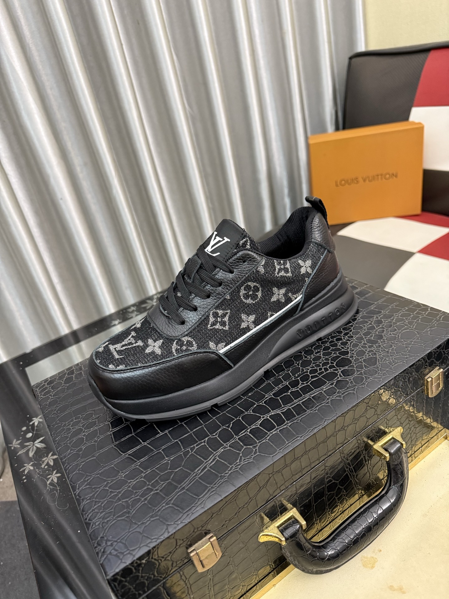 NO:886439,[LOUIS VUITTON] The same style of men's high-top casual shoes from the Louis Vuitton* official website, the same style as popular celebrities ~ best-selling at home and abroad. Lv focuses on the checkerboard series... Imported first-layer cowhide with special fabrics, full sheepskin lining, brand-specific hollow outsole, sizes 38-444 colors available, louis vuitton, louis vuitton, louis vuitton, cowhide, sheepskin19860909【LOUIS VUITTON】路易威登*官网同款男士高帮休闲鞋人气明星大咖同款～热销海内外 Lv着力大作棋盘格系列……进口头层牛皮搭配专用面料全绵羊皮里品牌专用镂空大底码数38-444色可选,,louis vuitton,louis vuitton,louis vuitton,cowhide,sheepskin,Men's shoes
