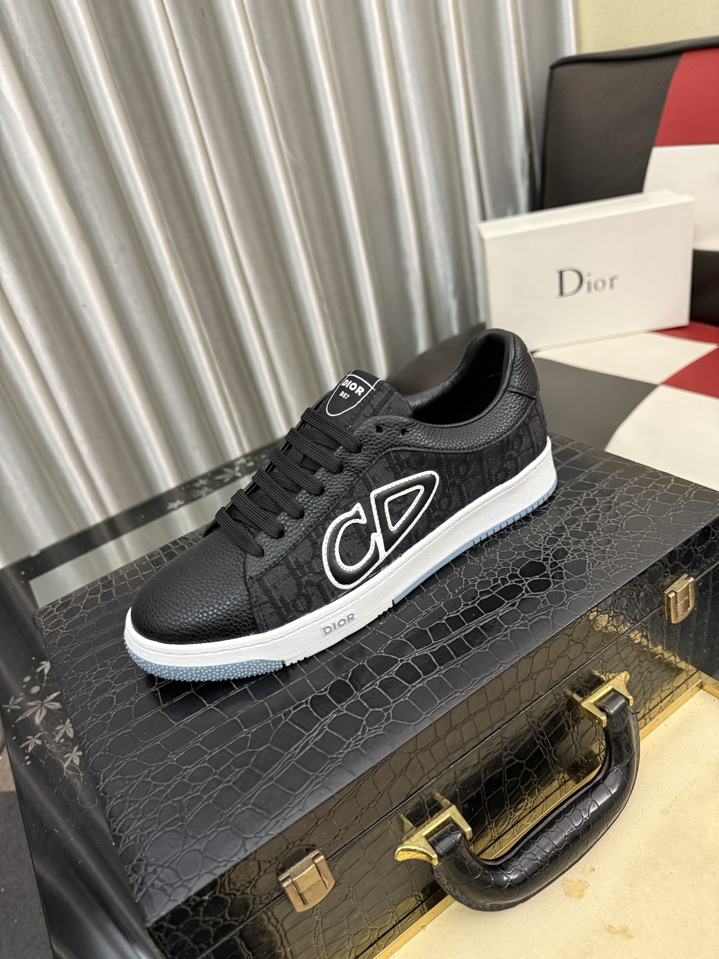 NO:886447,[Dior] Dior casual shoes are shipped, made of imported cowhide with brand material font, high-grade cowhide on the heel, sheepskin lining, comfortable to wear, lightweight, original last mold, official website 11, private mold outsole, code number 38 to 44,, dior, dior, cowhide, sheepskin19860909【Dior】迪奥休闲鞋出货,采用进口牛皮压搭配品牌料字体,后跟牛皮显凸出高档,羊皮内裡,穿着舒适,轻便,原版楦头开模,官网11,私模大底,码数38一44,,dior,dior,cowhide,sheepskin,Men's shoes