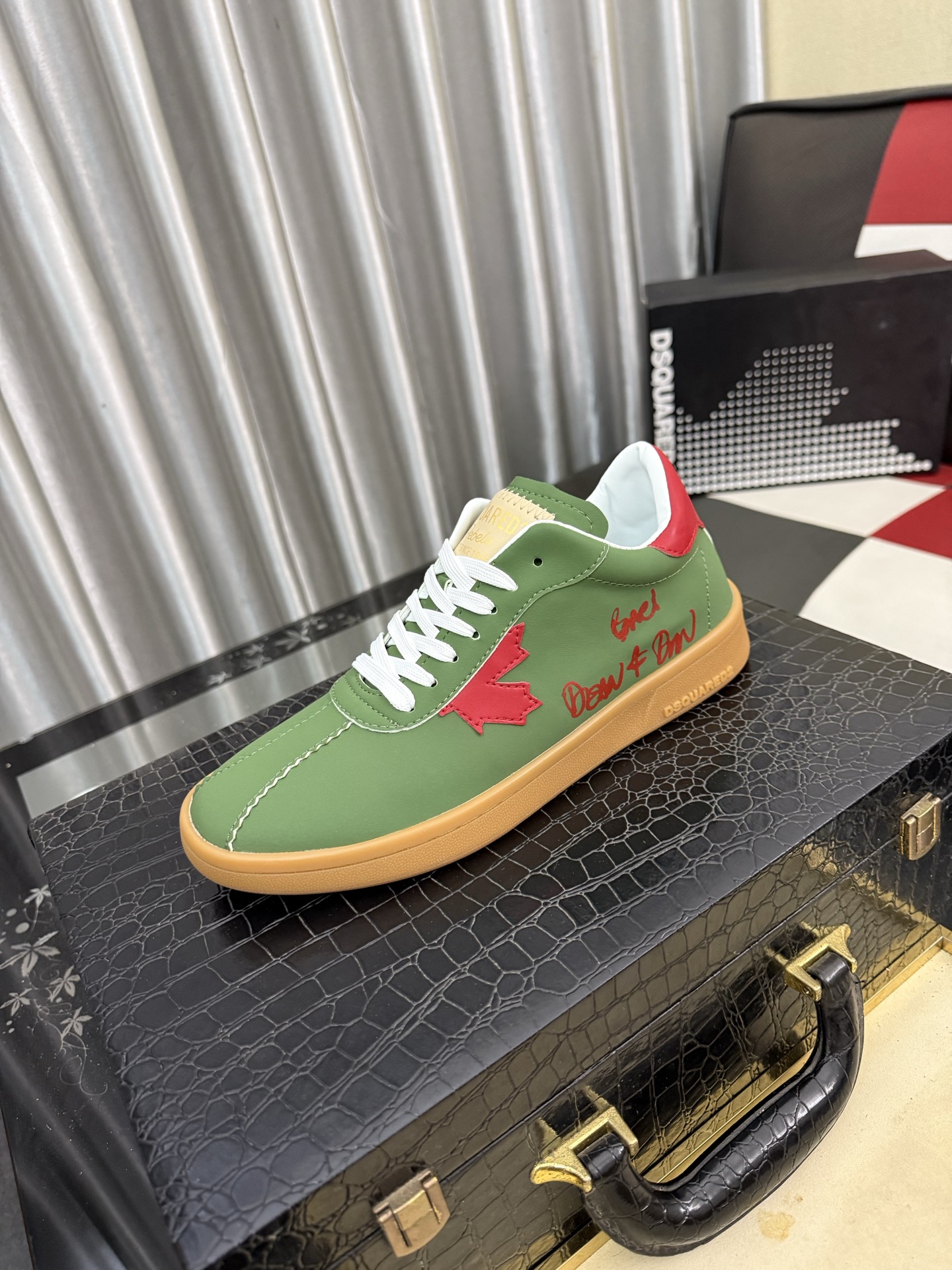NO:886786,D2's new top-notch casual shoes for street men are coming and are available at counters simultaneously. Original factory configuration, original woven material imported from Italy, soles specially supplied by the original factory, original soles are super comfortable, original factory follow-up goods, code number 38-46,19860909D2新款顶级代购炸街男神休闲鞋新品来袭专柜同步发售原厂配置,意大利进口原版编织材质 鞋底原厂特供原版底超级舒适,原厂跟单货 码数 38-46,,Men's shoes