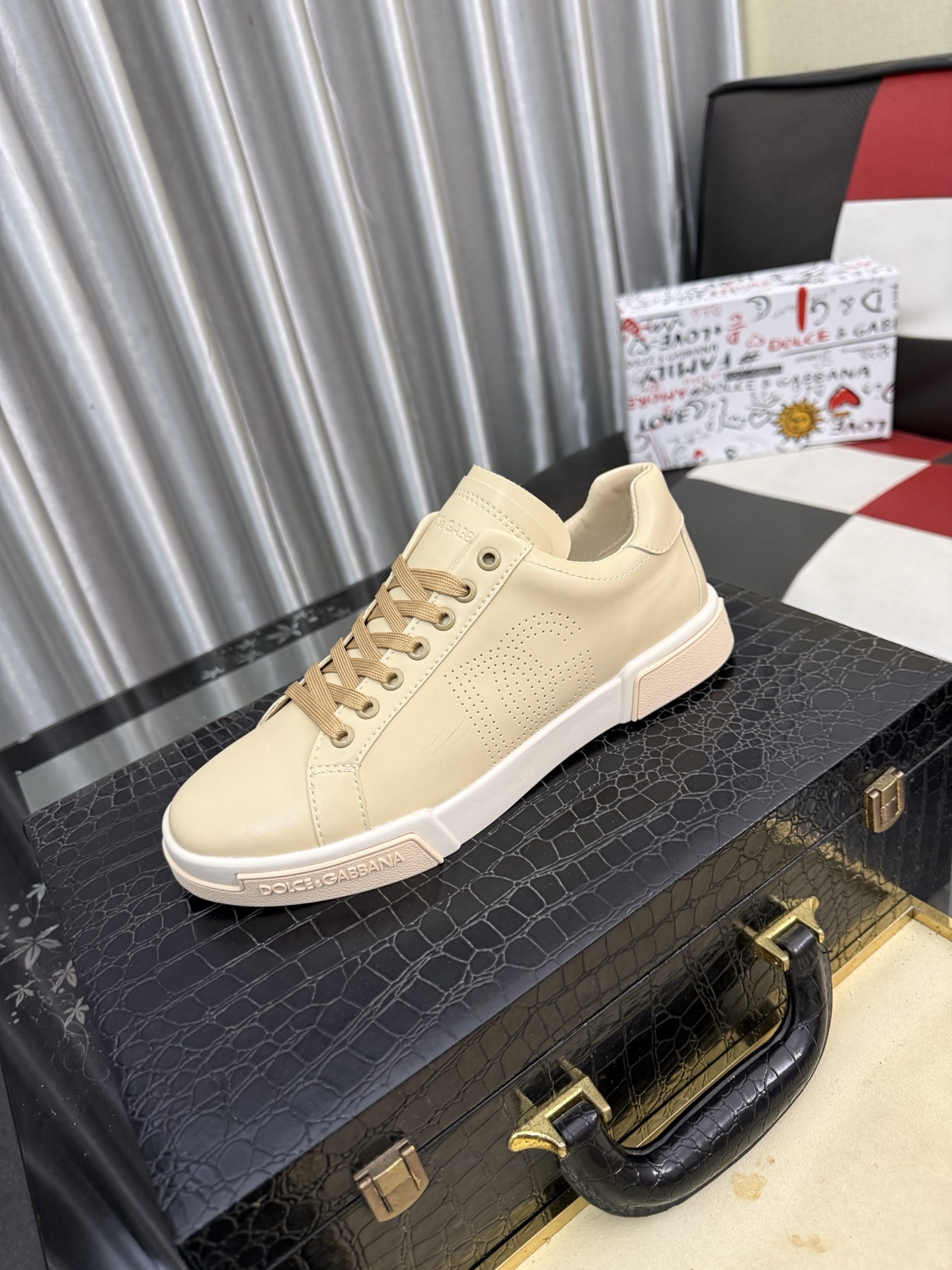 NO:886795,DG's latest popular casual shoes, the tongue has the brand's iconic details, and the combination of silk cowhide and cowhide velvet enhances the style. Fashionable and versatile, it can add luster to various looks. It creates a unique dynamic, energetic and modern exquisite design, showing a modern and elegant style. Size38-46,,cowhide19860909DG最新爆款休闲鞋,鞋舌带有品牌标志性细节,丝绸牛皮与牛反绒相结合提升格调.时尚百搭,可为各式造型增光添彩.塑造独具动感活力与摩登气息的精致设计,尽显现代优雅格调. Size38-46,,cowhide,Men's shoes