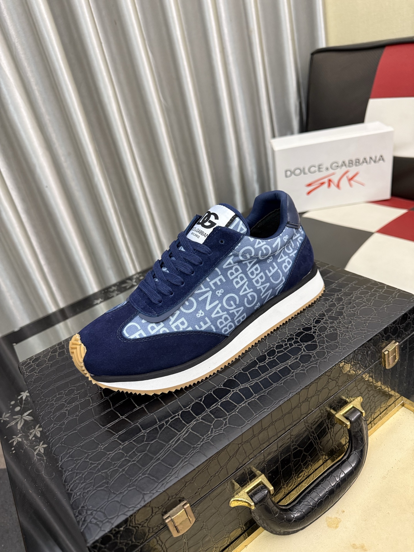 NO:886804,DG's latest popular casual shoes, the tongue has the brand's iconic details, and the combination of silk cowhide and cowhide velvet enhances the style. Fashionable and versatile, it can add luster to various looks. It creates a unique dynamic, energetic and modern exquisite design, showing a modern and elegant style. Size36-46,,cowhide19860909DG最新爆款休闲鞋,鞋舌带有品牌标志性细节,丝绸牛皮与牛反绒相结合提升格调.时尚百搭,可为各式造型增光添彩.塑造独具动感活力与摩登气息的精致设计,尽显现代优雅格调. Size36-46,,cowhide,Men's shoes