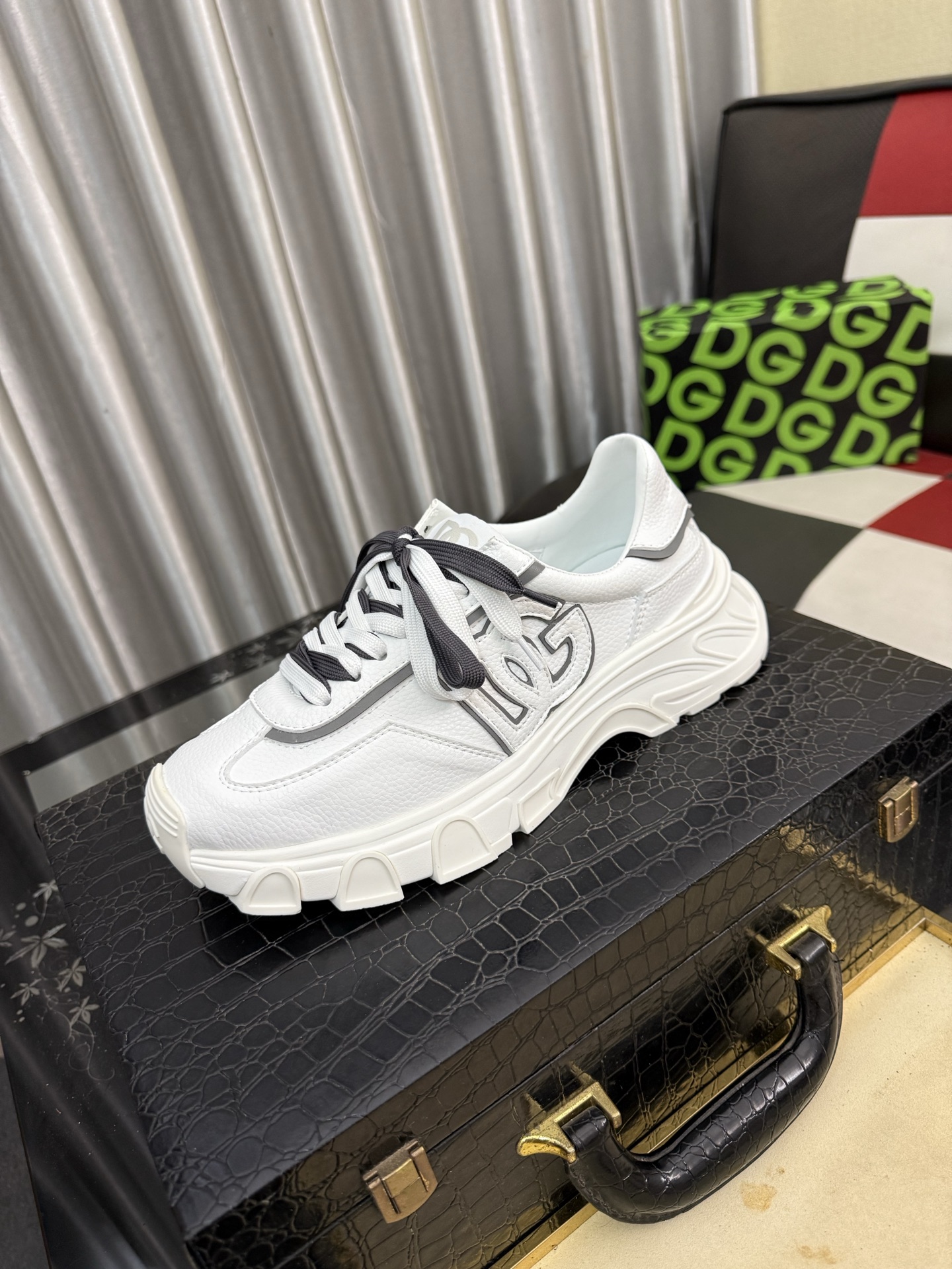 NO:886811,DG's latest popular casual shoes, the tongue has the brand's iconic details, and the combination of silk cowhide and cowhide velvet enhances the style. Fashionable and versatile, it can add luster to various looks. It creates a unique dynamic, energetic and modern exquisite design, showing a modern and elegant style. Size36-46,,cowhide19860909DG最新爆款休闲鞋,鞋舌带有品牌标志性细节,丝绸牛皮与牛反绒相结合提升格调.时尚百搭,可为各式造型增光添彩.塑造独具动感活力与摩登气息的精致设计,尽显现代优雅格调. Size36-46,,cowhide,Men's shoes