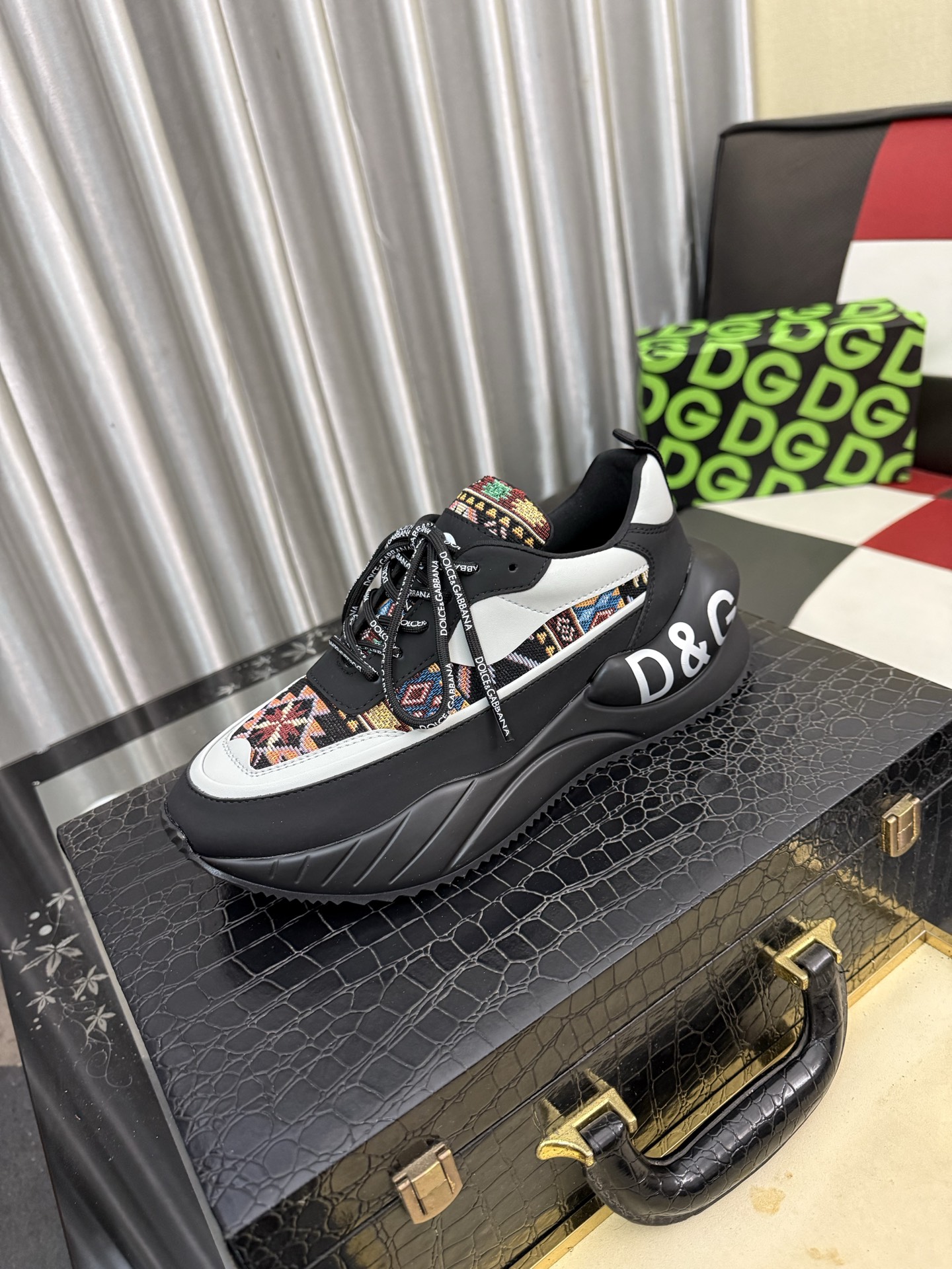 NO:886819,DG's latest popular casual shoes, the tongue has the brand's iconic details, and the combination of silk cowhide and cowhide velvet enhances the style. Fashionable and versatile, it can add luster to various looks. It creates a unique dynamic, energetic and modern exquisite design, showing a modern and elegant style. Size36-46,,cowhide19860909DG最新爆款休闲鞋,鞋舌带有品牌标志性细节,丝绸牛皮与牛反绒相结合提升格调.时尚百搭,可为各式造型增光添彩.塑造独具动感活力与摩登气息的精致设计,尽显现代优雅格调. Size36-46,,cowhide,Men's shoes