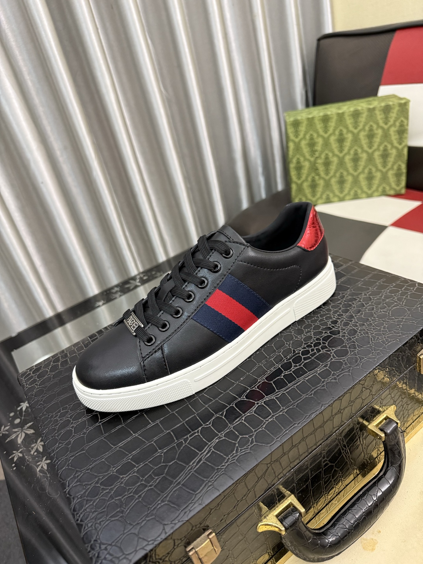 NO:887277,[GUCCI] Gucci men's casual shoes are absolutely popular and the ultimate matching item for trendy men!  The charm of super texture is irresistible, the main recommendation, the flower leather color is bright!  The upper is made of high-quality cowhide + brand printed fabric, sheepskin feet, wear-resistant rubber sole, noble and elegant!  Extremely comfortable, you can be as handsome as you want. 38-442 colors available, gucci, cowhide, sheepskin19860909【GUCCI】古奇男鞋休闲鞋绝对火爆潮男的极致搭配单品！超质感魅力挡不住,主推款,花皮色彩亮丽！鞋面选用优质牛皮+品牌印花面料,羊皮垫脚, 耐磨橡胶底,高贵典雅！舒适度爆棚想怎么帅就怎么帅 38-442色可选,,gucci,cowhide,sheepskin,Men's shoes