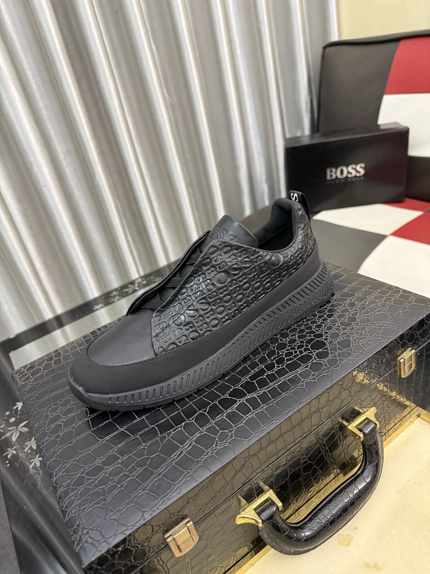 NO:887285,[BOOS] Men's casual shoes are made of imported original quality uppers, which are super breathable and comfortable, with fine workmanship and high-end atmosphere. They have a fashionable model shape. The foamed transparent wear-resistant outsole is comfortable to wear and worth owning. Available in sizes 38-442 colors.19860909【BOOS】男鞋休闲鞋原单品质鞋面采用进口,超透气舒适内里做工精细,高端大气.有时尚典范造型.发泡透明耐磨大底,穿着舒适,值得拥有.码数38-442色可选,,Men's shoes