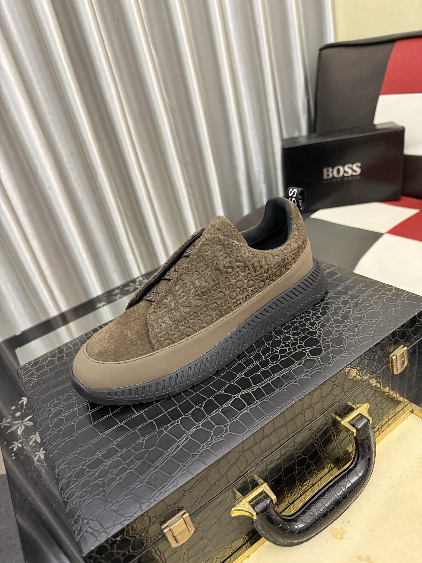 NO:887291,[BOOS] Men's casual shoes are made of original quality imported uppers, which are super breathable and comfortable, with fine workmanship and high-end atmosphere. They have a fashionable model shape. The foamed transparent wear-resistant outsole is comfortable to wear and worth owning. Available in 38-443 colors,19860909【BOOS】男鞋休闲鞋原单品质鞋面采用进口,超透气舒适内里做工精细,高端大气.有时尚典范造型.发泡透明耐磨大底,穿着舒适,值得拥有.码数38-443色可选,,Men's shoes