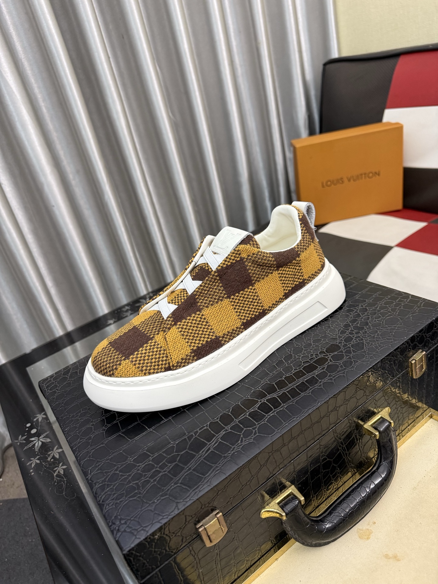 NO:887607,[LOUIS VUITTON] The same style of men's high-top casual shoes from the Louis Vuitton* official website, the same style as popular celebrities ~ best-selling at home and abroad. Lv focuses on the checkerboard series...Imported first-layer cowhide with special fabrics, full sheepskin lining, brand-specific hollow outsole, sizes 38-443 colors available, louis vuitton, louis vuitton, louis vuitton, cowhide, sheepskin19860909【LOUIS VUITTON】路易威登*官网同款男士高帮休闲鞋人气明星大咖同款～热销海内外 Lv着力大作棋盘格系列……进口头层牛皮搭配专用面料全绵羊皮里品牌专用镂空大底码数38-443色可选,,louis vuitton,louis vuitton,louis vuitton,cowhide,sheepskin,Men's shoes