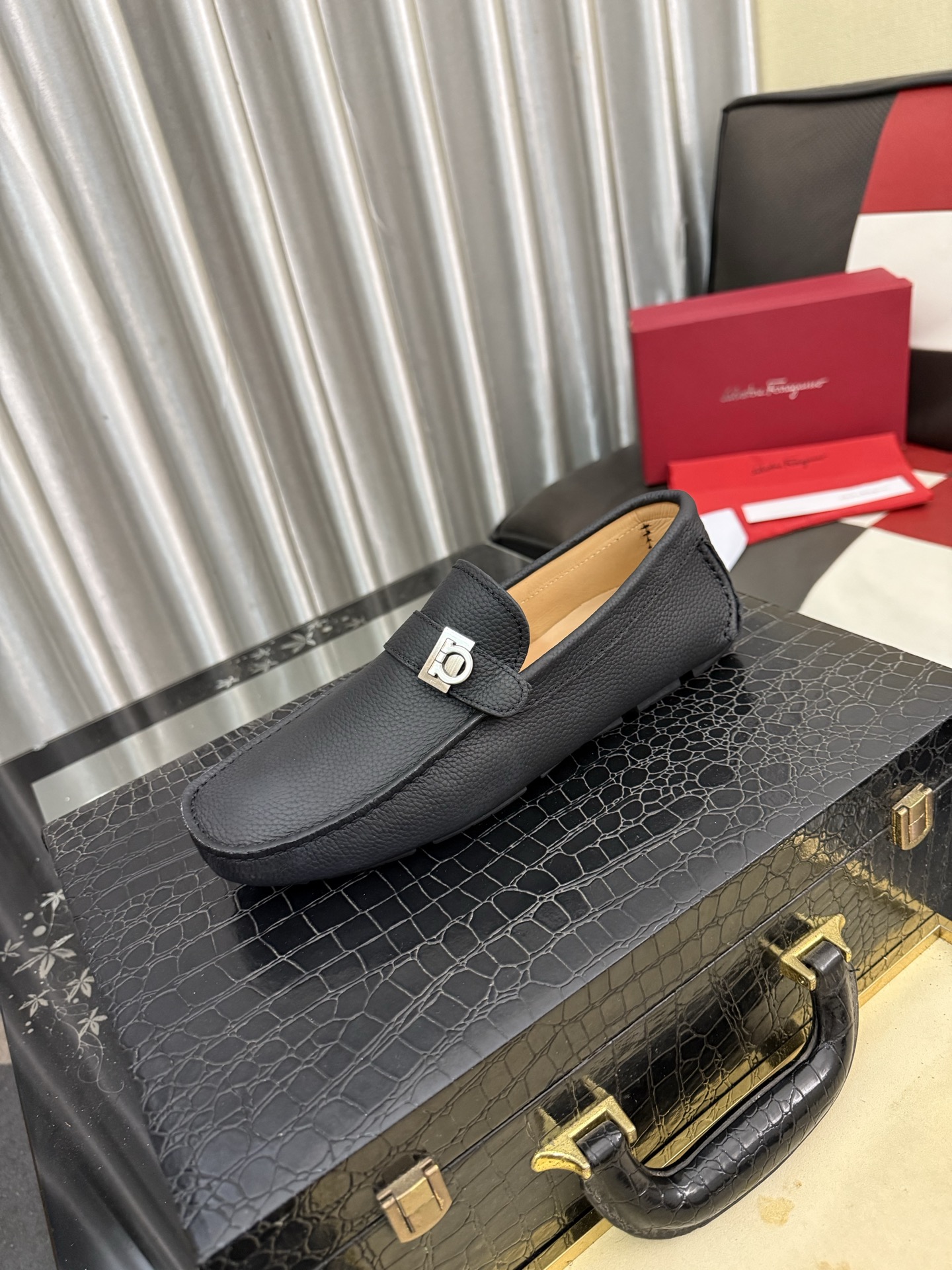 NO:887537,Ferragamo beanie shoes for men, fashionable and casual driving shoes, casual shoes. Imported Italian cowhide fabric [Rose], super smooth texture, sweat-absorbent and breathable. Genuine leather lining, French loafers design style. Original wear-resistant soft sole, low-key and generous. The on-foot effect is great... Men's shoe sizes are in stock 38-44,,ferragamo,loafers,cowhide19860909菲拉格慕豆豆鞋男士潮款时尚休闲驾车便鞋休闲鞋 进口意大利牛皮面料 [玫瑰]超滑质感 吸汗透气 真皮内里法国乐福套脚设计风格 原版耐磨软底 低调大方 上脚效果超赞..男鞋码数现货38-44,,ferragamo,loafers,cowhide,Men's shoes