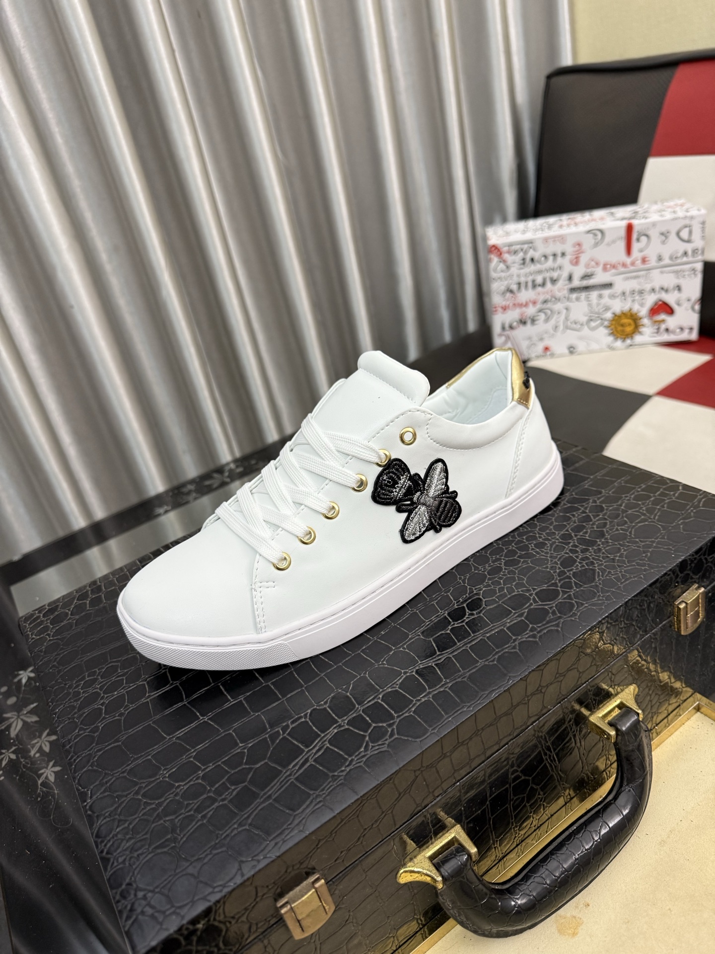 NO:888581,DG's latest popular casual shoes, the tongue has the brand's iconic details, and the combination of silk cowhide and cowhide velvet enhances the style. Fashionable and versatile, it can add luster to various looks. It creates a unique dynamic, energetic and modern exquisite design, showing a modern and elegant style. Size36-46,,cowhide19860909DG最新爆款休闲鞋,鞋舌带有品牌标志性细节,丝绸牛皮与牛反绒相结合提升格调.时尚百搭,可为各式造型增光添彩.塑造独具动感活力与摩登气息的精致设计,尽显现代优雅格调. Size36-46,,cowhide,Men's shoes