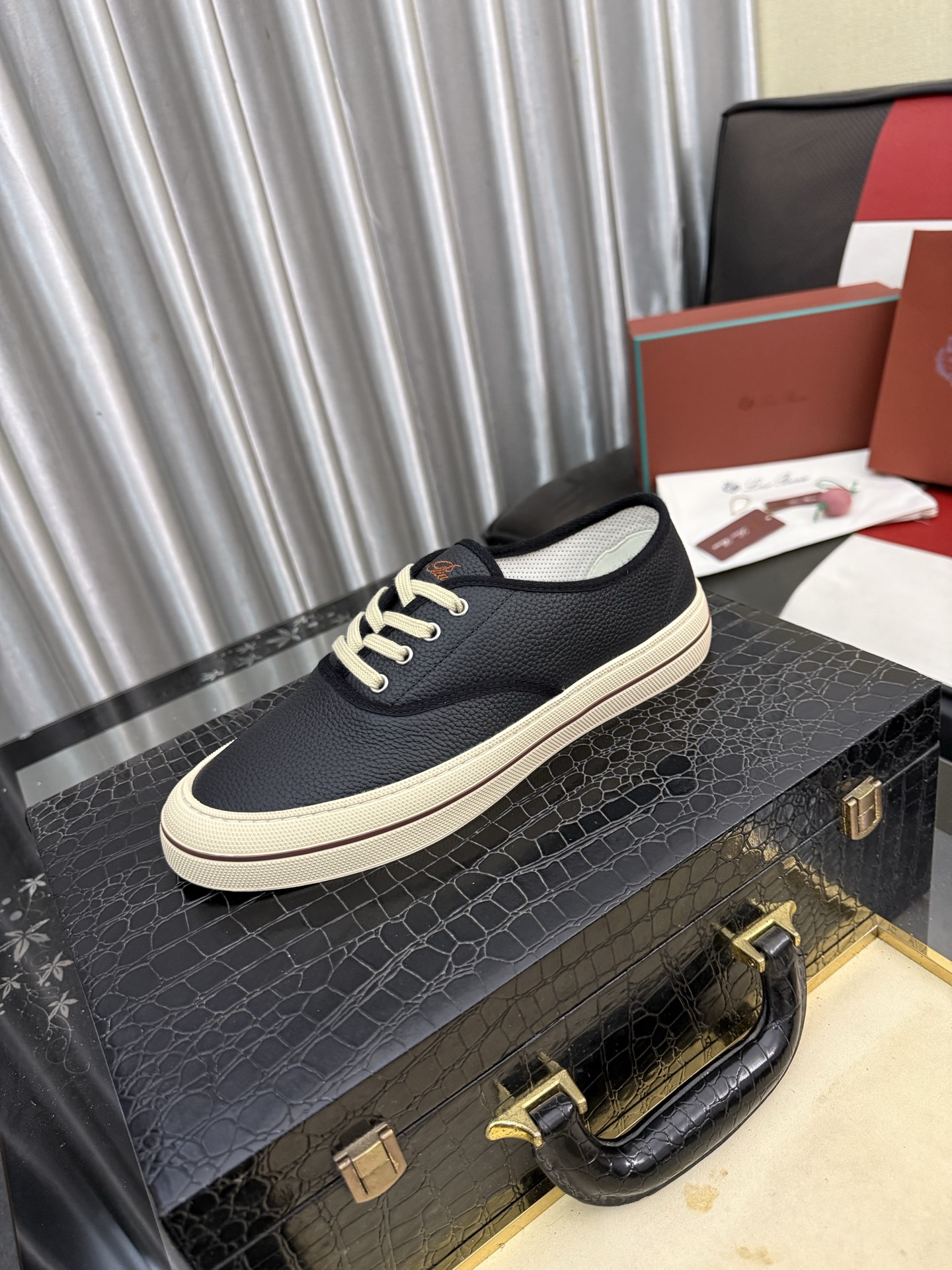 NO:888878,LP~. A must-have casual shoe for trendy men. Original brand imported from Italy, imported original leather, pig lining (refuses to discolor and grind the feet). Original factory special air cushion sole, French lazy style design. Fits the feet. Original quality. Super comfortable original sole. Size 38-44, loro piana19860909LP～.休闲鞋潮男必备款 意大利进口原版品牌,进口原版皮,猪里（拒绝脱色磨脚）鞋底原厂特供原版气垫底,法国懒人风格设计 贴脚 在贴原单品质 超舒服原版底 .码数38-44,,loro piana,Men's shoes