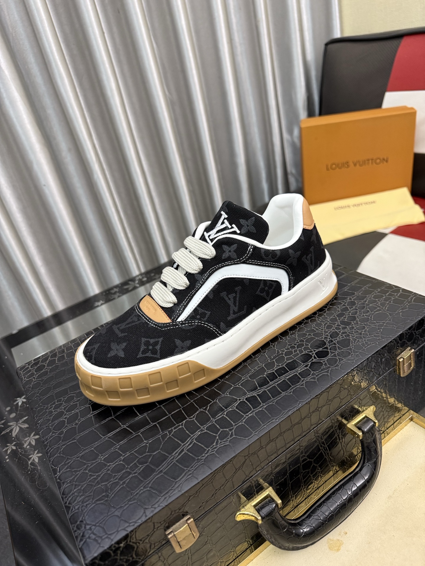 NO:888888,LV Louis Vuitton. The latest trendy shoes and casual shoes are popular in physical stores. New spring and summer comfortable imported custom original cowhide, unique jacquard fabric element design. With sheepskin lining, LV original bottom, [sun] [sun] high-end packaging, high-quality details determine quality, size 38-444 colors available,, louis vuitton, louis vuitton, cowhide, sheepskin19860909LV 路易威登.最新潮鞋休闲鞋实体店爆款.新品春夏季舒适进口定制原版牛皮,独特提花面料元素设计.搭配羊皮内里,Lv原版底,[太阳][太阳]高端包装高品质细节决定品质、码数38-444色可选,,louis vuitton,louis vuitton,cowhide,sheepskin,Men's shoes